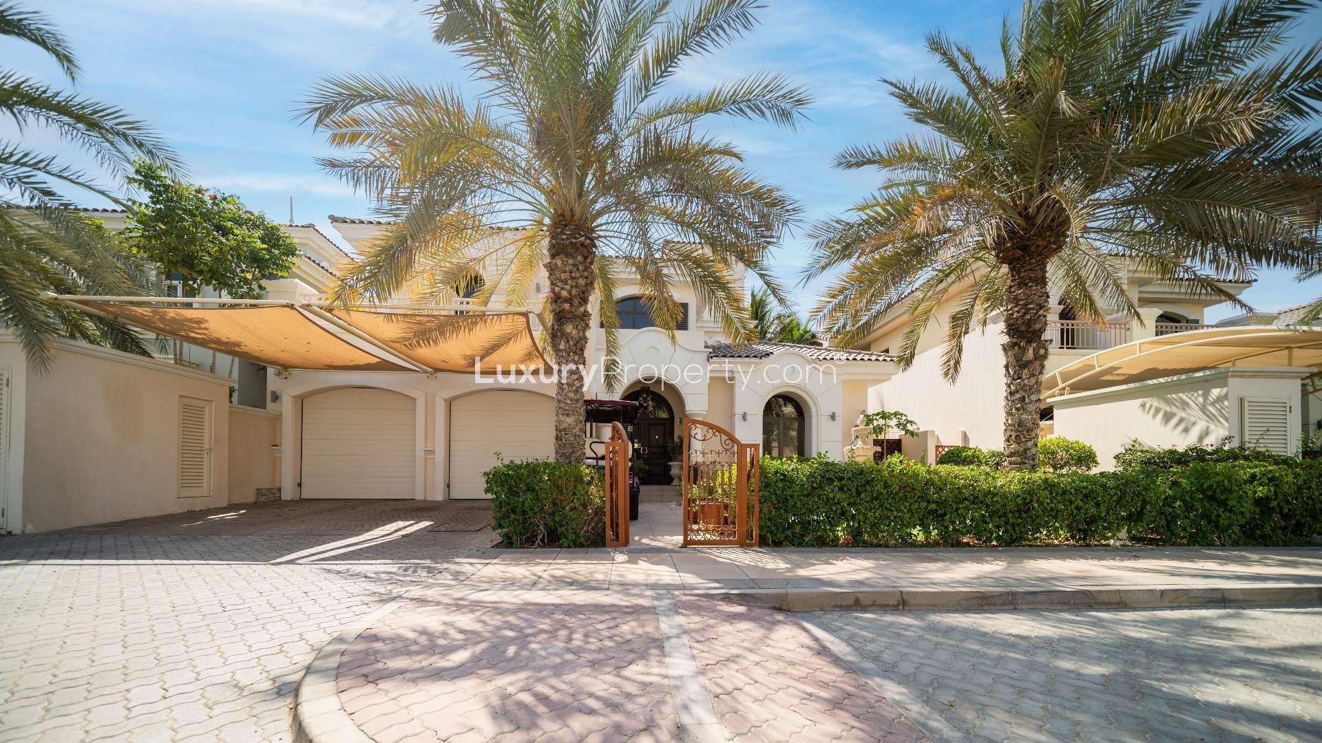 Infinity pool and beachfront view at 4-bedroom villa, Palm Jumeirah Garden Homes