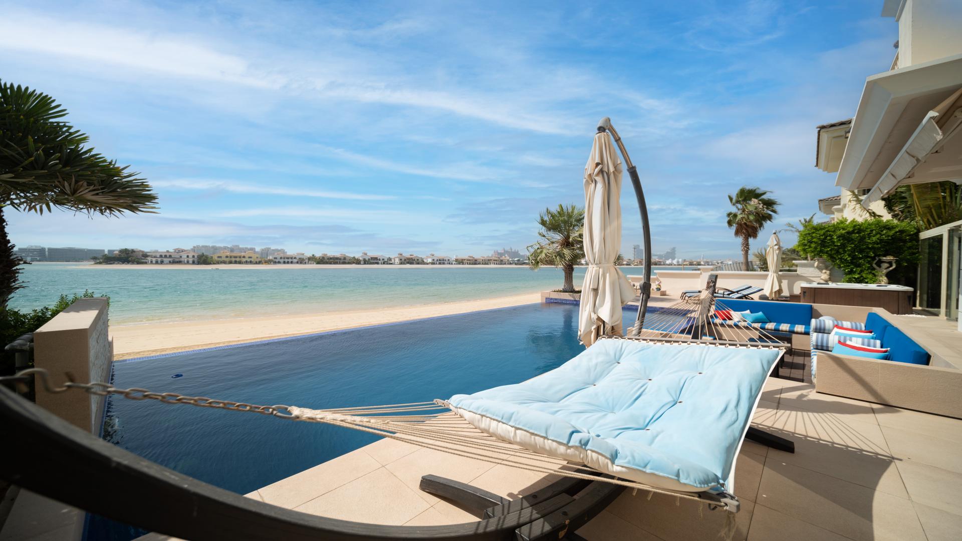 Exquisite 4-bedroom villa with infinity pool on Palm Jumeirah, Garden Homes for sale