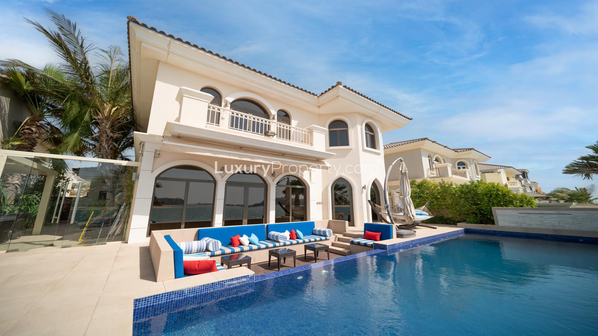 Luxurious villa with infinity pool and beachfront view on Palm Jumeirah, Garden Homes