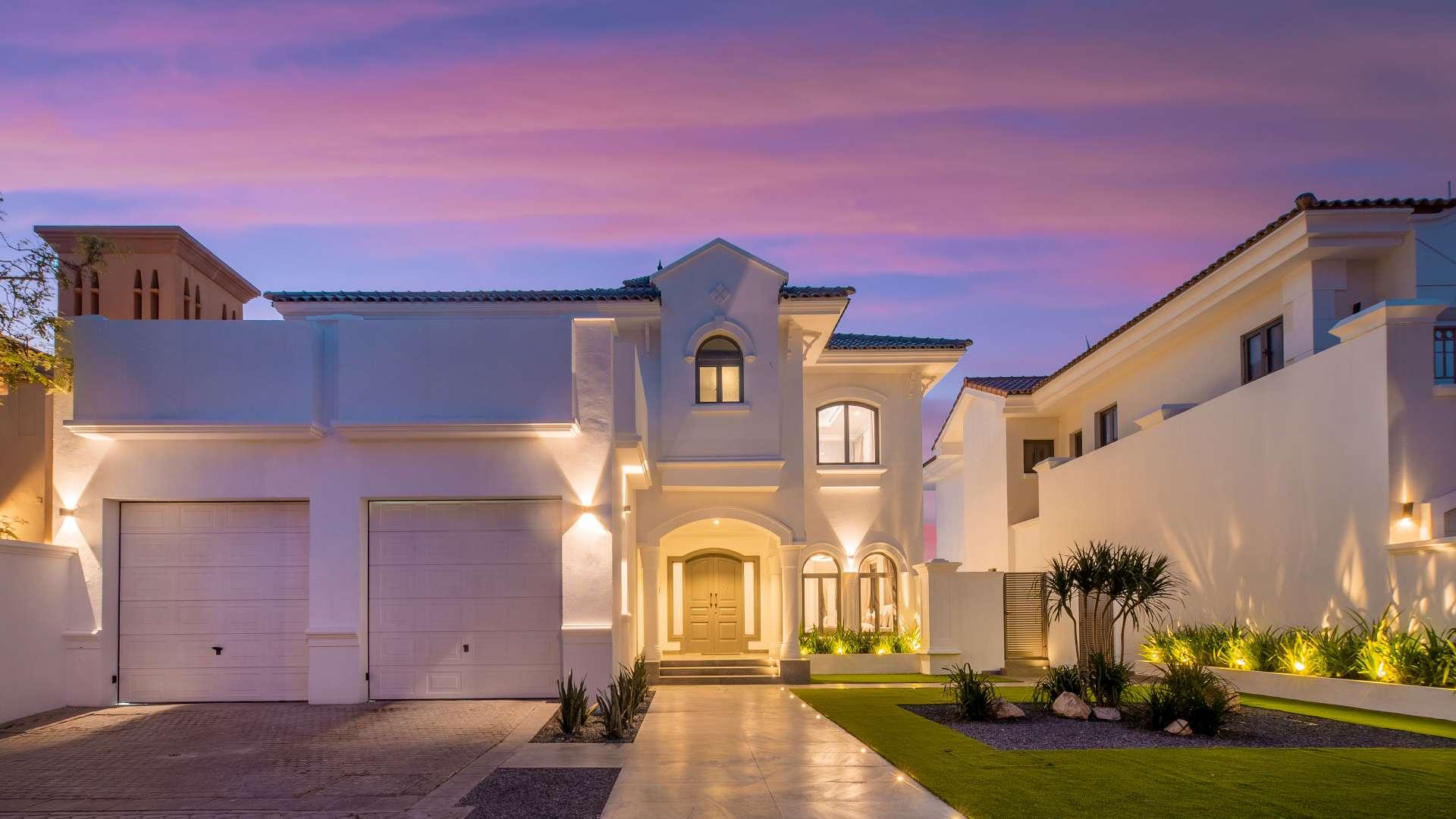 Exterior view of luxurious 4-bedroom villa with landscaped garden on Palm Jumeirah, Frond L