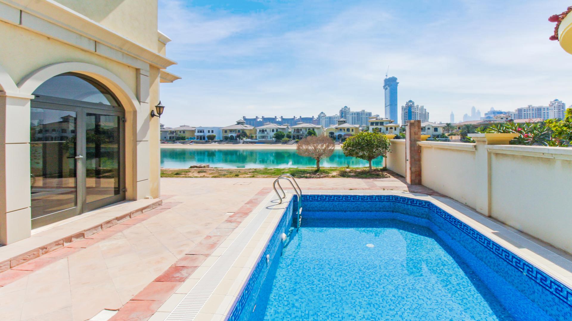 Villa exterior with garage in Palm Jumeirah, Garden Homes, 4-bedroom rental property