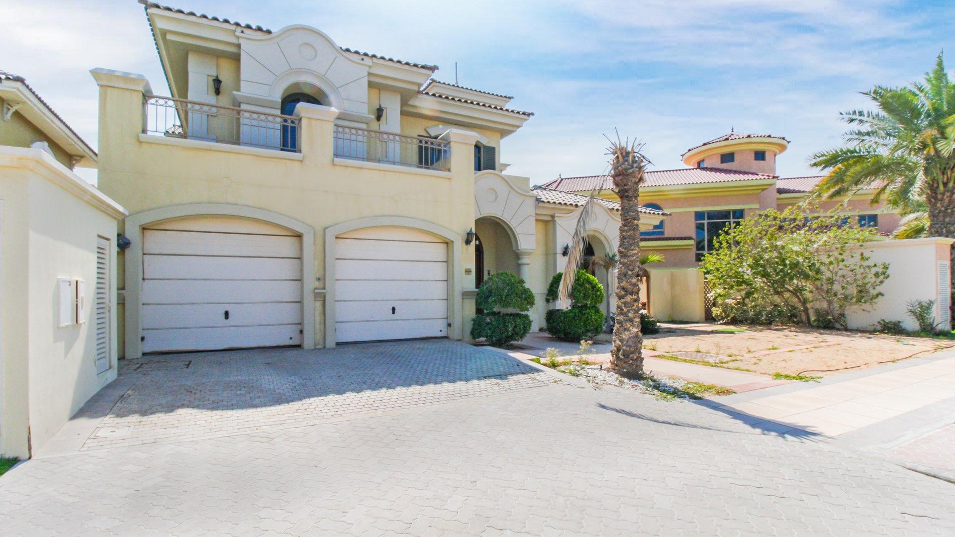 4-bedroom villa exterior in Palm Jumeirah, Garden Homes, for rent with Burj Al Arab view