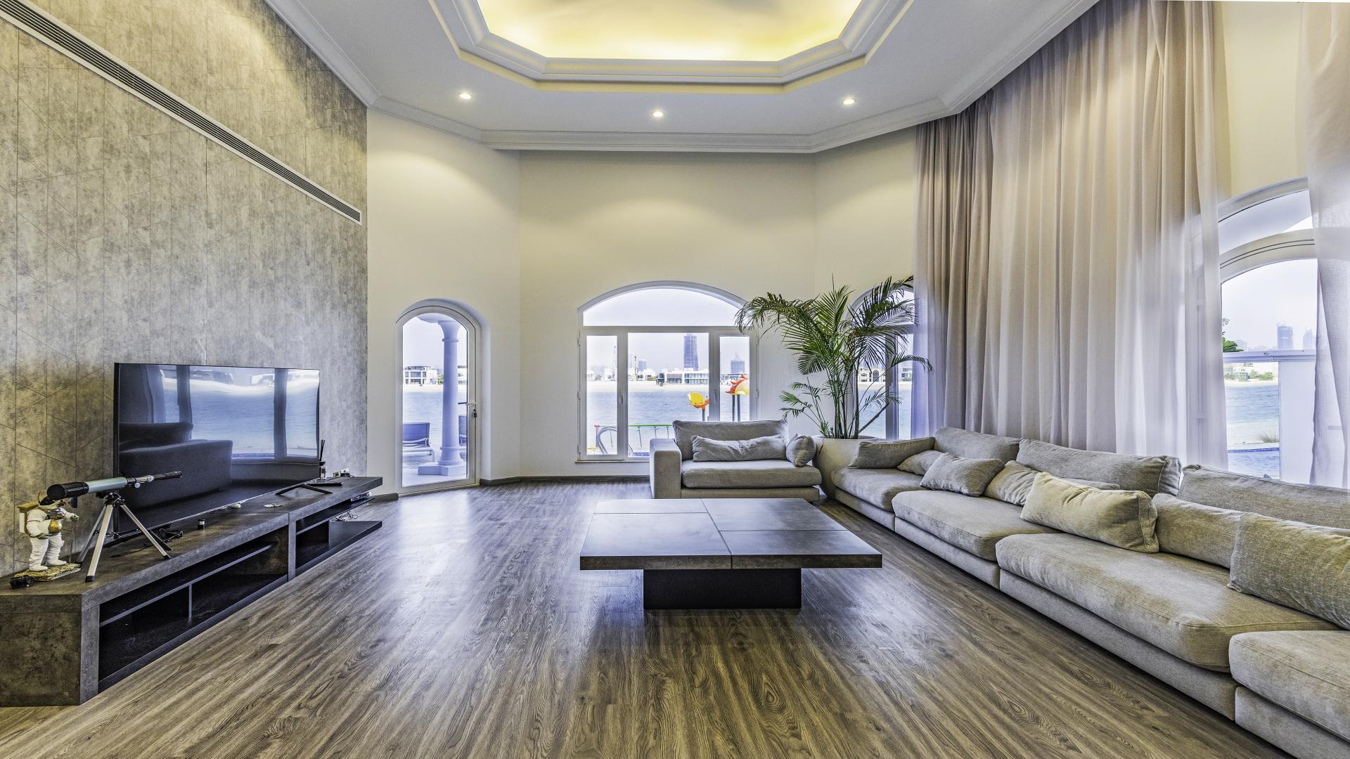 Elegant 4-bedroom villa exterior with garden, located in Palm Jumeirah, Frond M