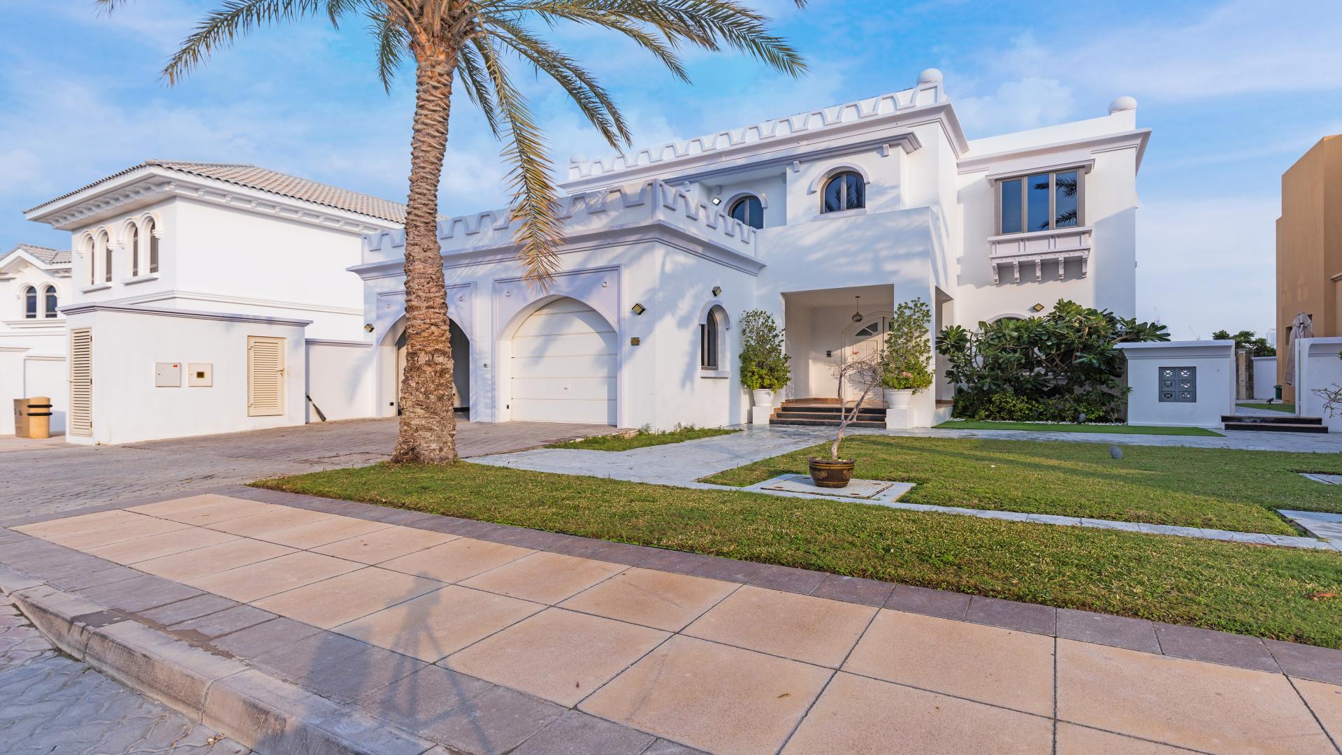 Luxurious living room with sea views in Palm Jumeirah 4-bedroom villa for sale