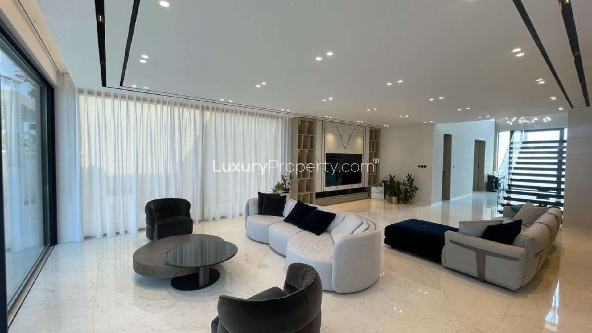 Luxurious 4-bedroom beachfront villa exterior with pool in Garden Homes, Palm Jumeirah