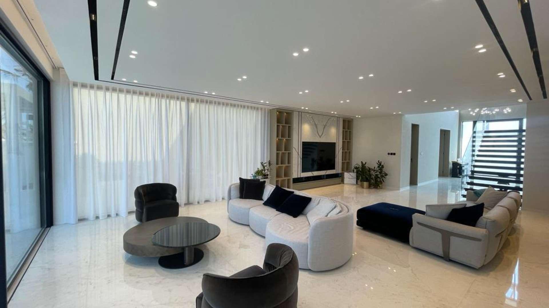 Luxurious 4-bedroom beachfront villa exterior with pool in Garden Homes, Palm Jumeirah