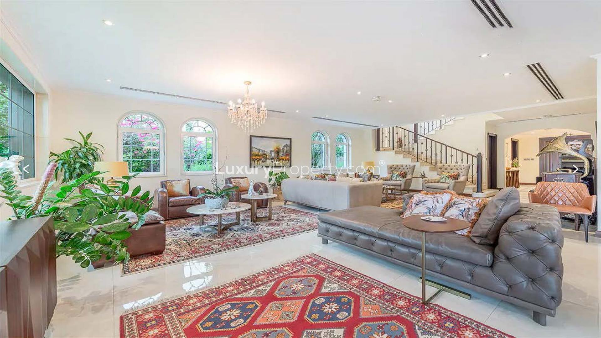 Luxurious 4-bedroom villa with private pool and garden in Jumeirah Park Legacy, Dubai