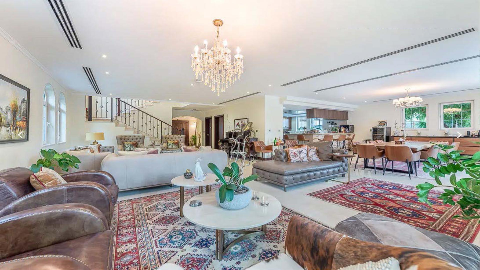 Luxurious poolside view of 4-bedroom villa in Jumeirah Park Legacy, Dubai for sale