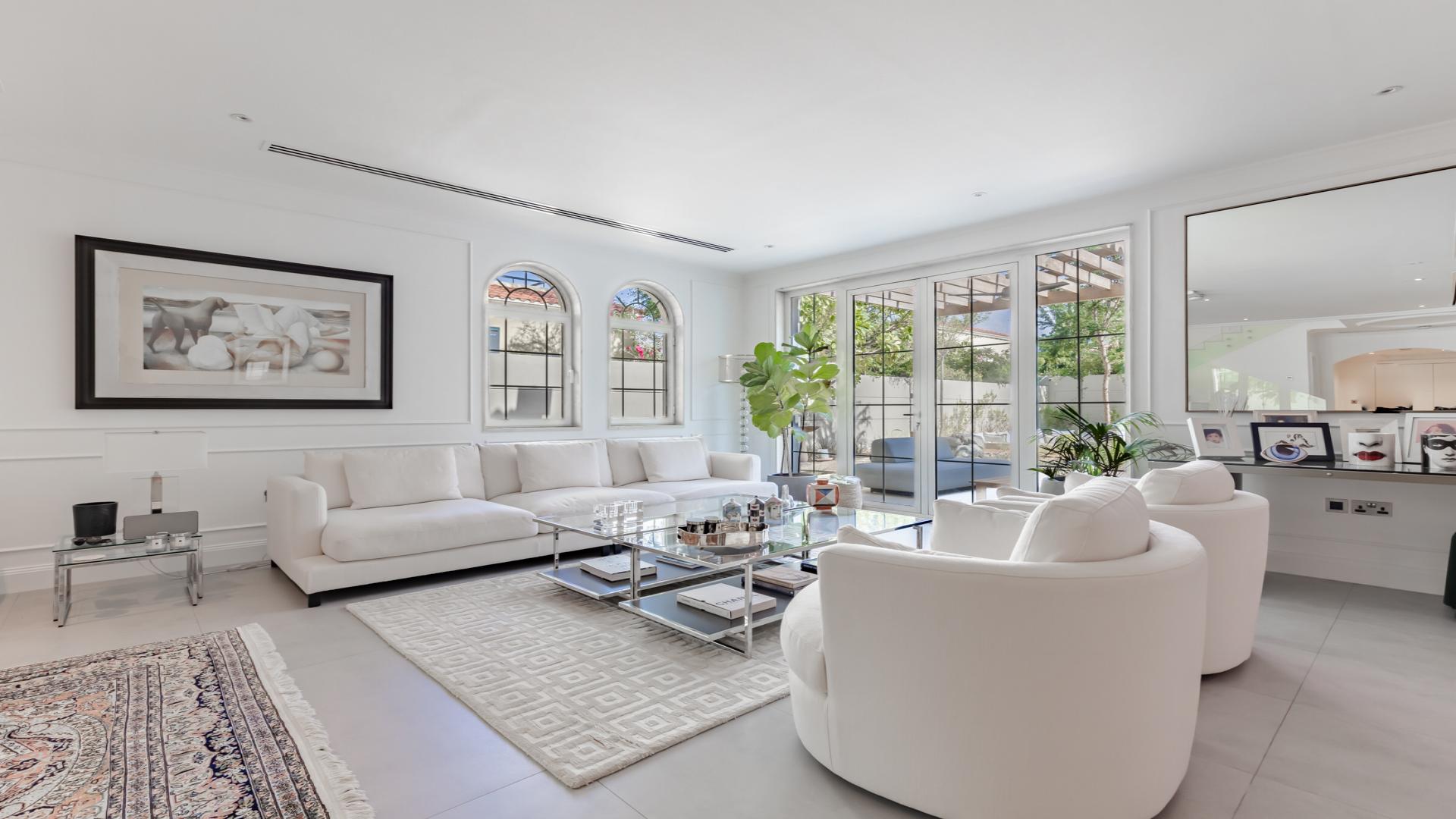 Luxurious Jumeirah Park villa with pool and garden, Legacy sub-community, for sale