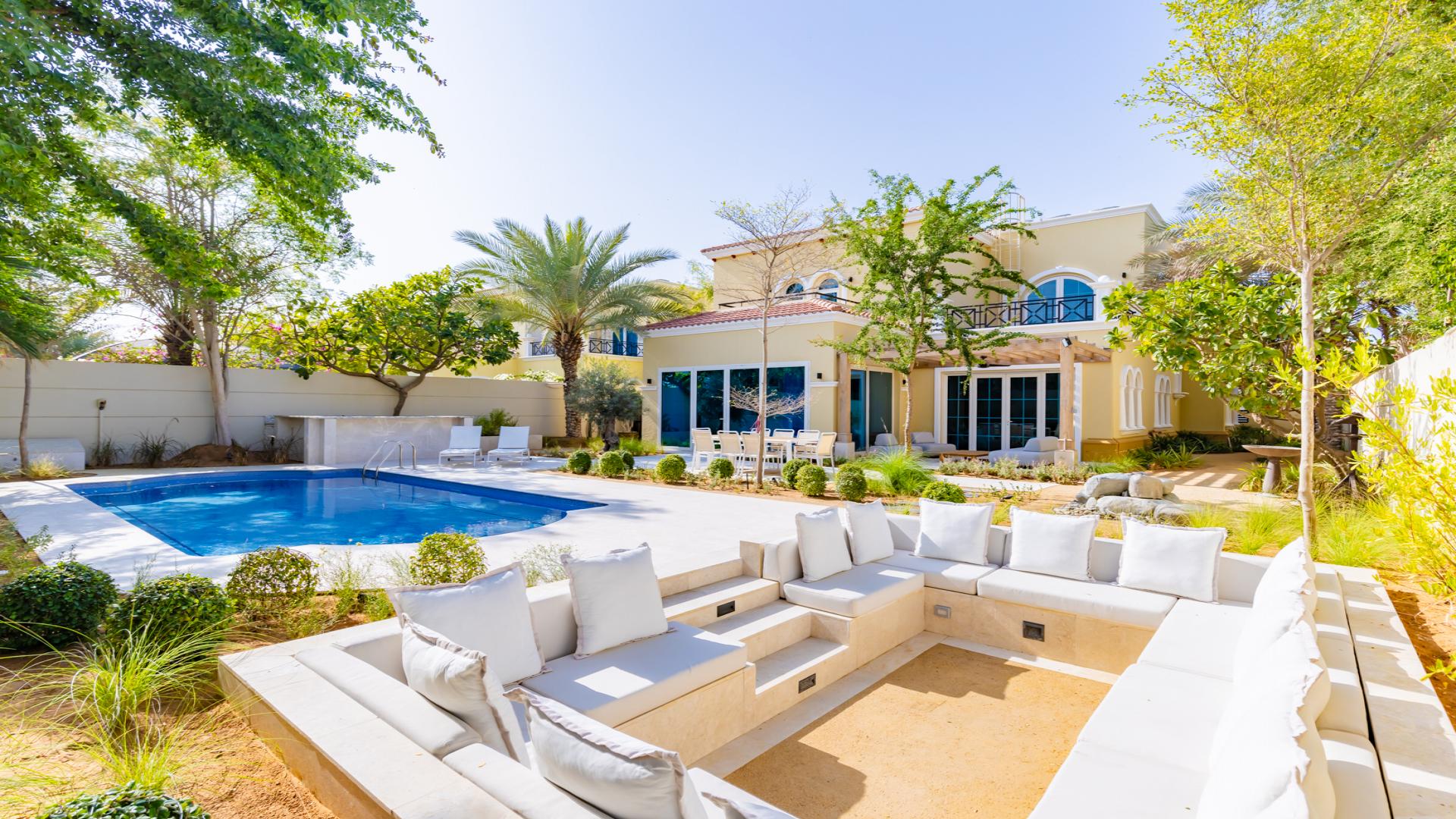 Luxurious villa with pool and garden in Jumeirah Park, Legacy community for sale