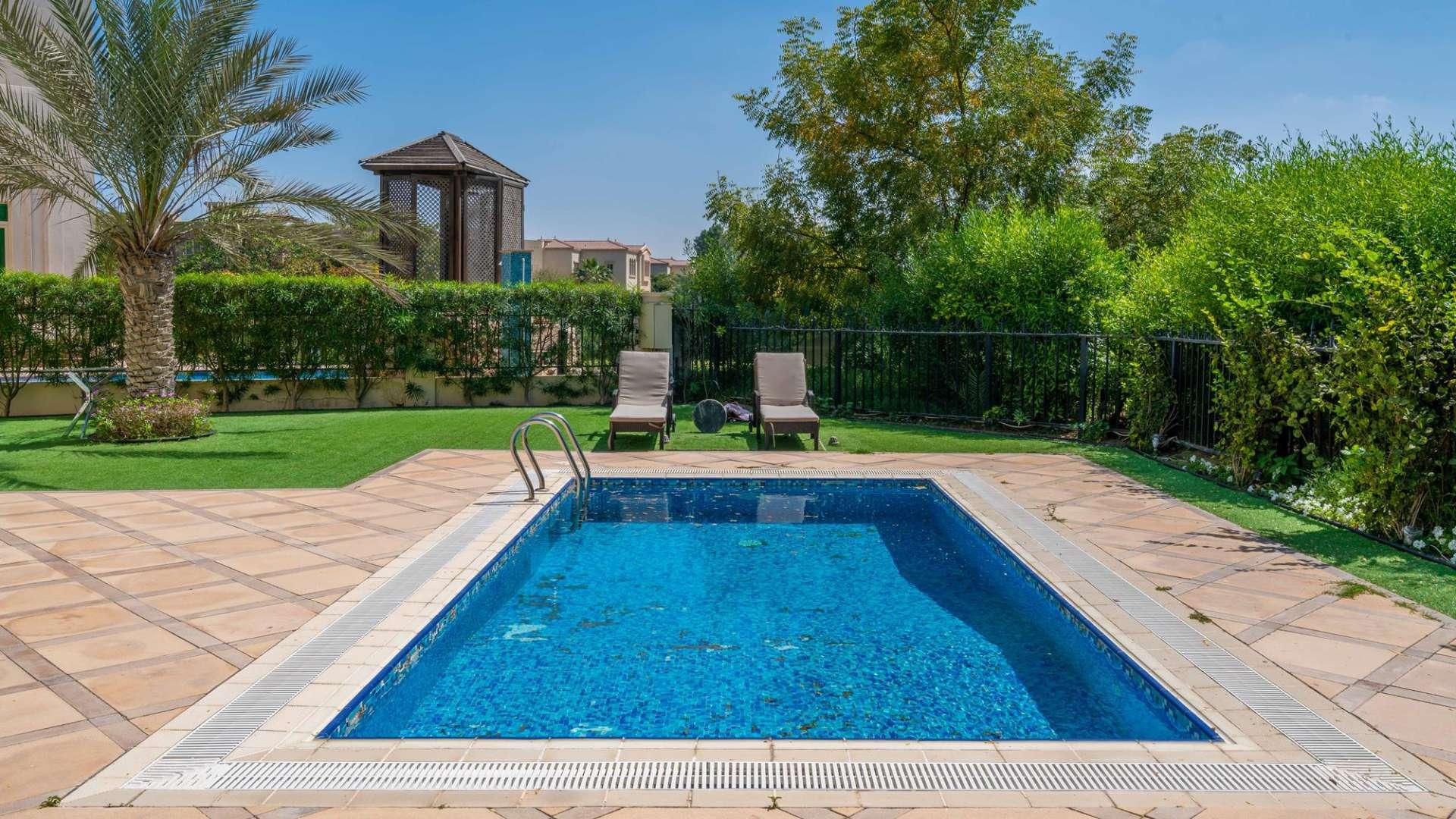 Classic Mamluki-style villa with pool and garden in Jumeirah Islands, for sale