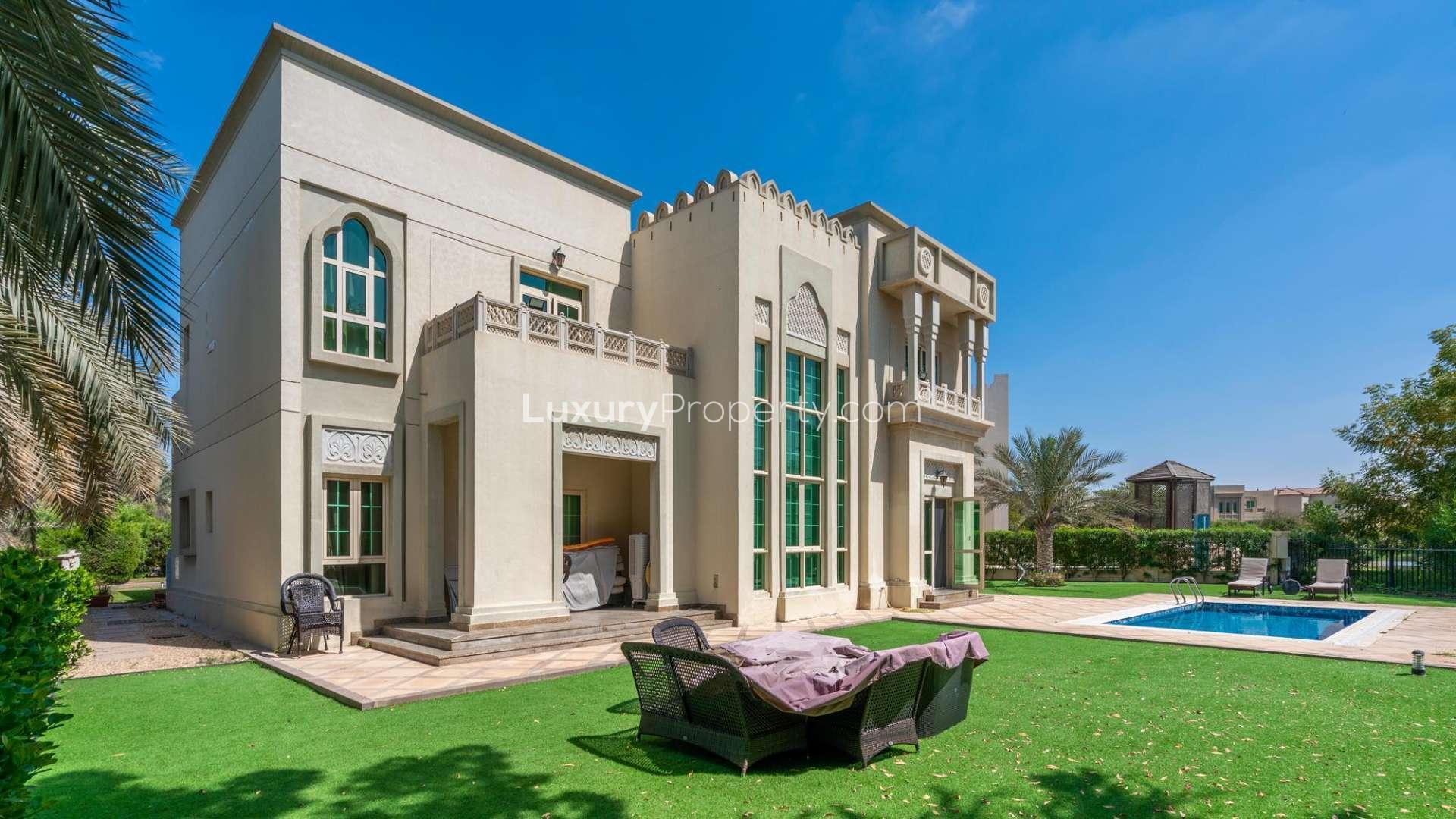 Mamluki-Style corner villa with lush garden in Jumeirah Islands, Islamic Clusters, for sale