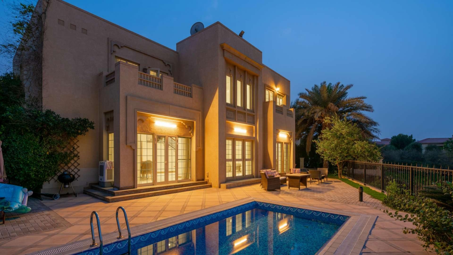Living room in Dubai-style villa, Jumeirah Islands, with modern decor and large windows