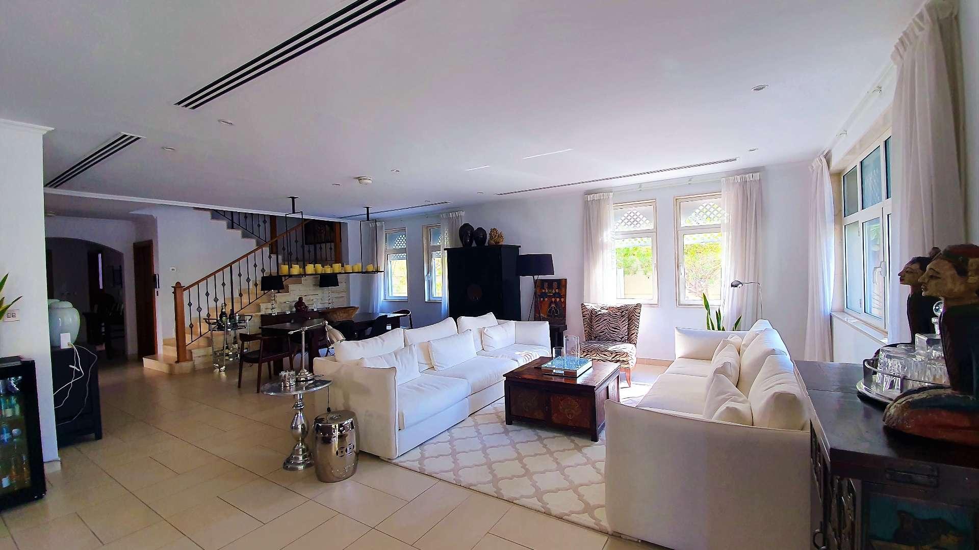 Luxurious Jumeirah Park villa with private pool and landscaped garden for rent