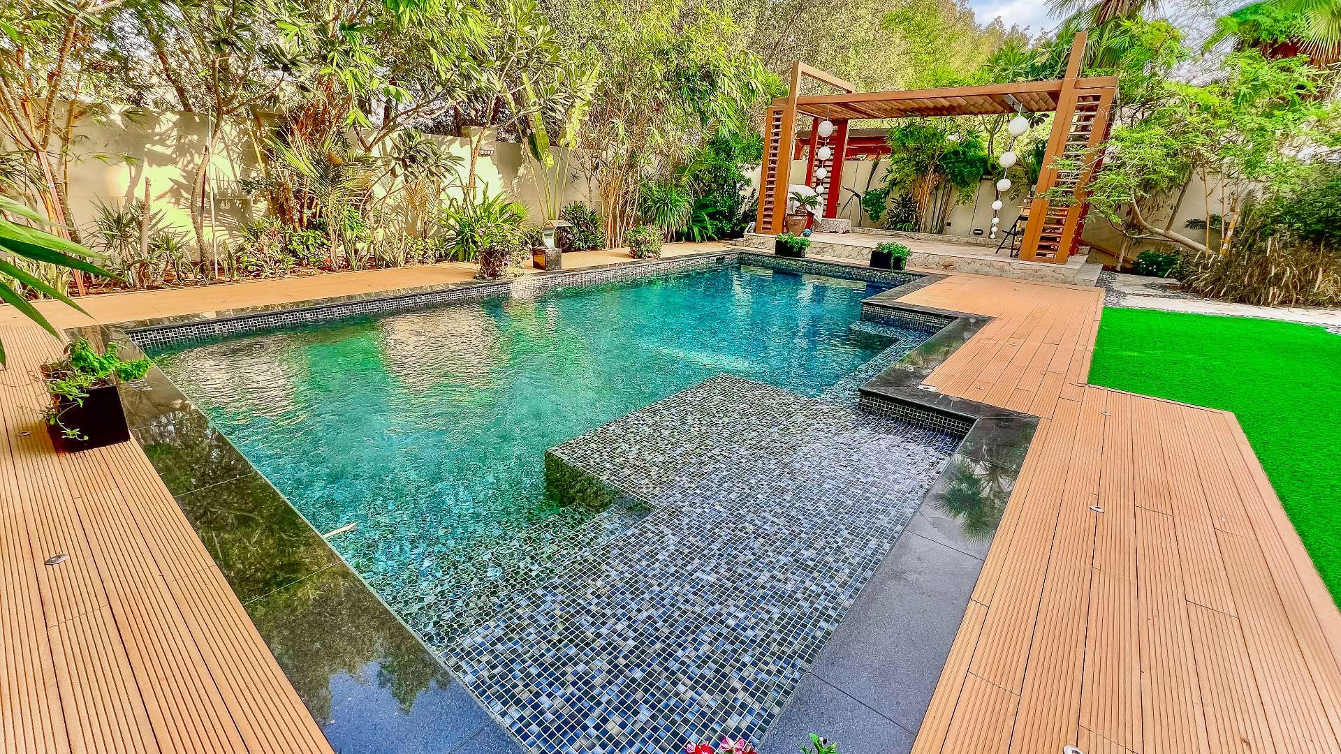 Luxurious upgraded villa pool in Legacy Nova Villas, Jumeirah Park, for sale