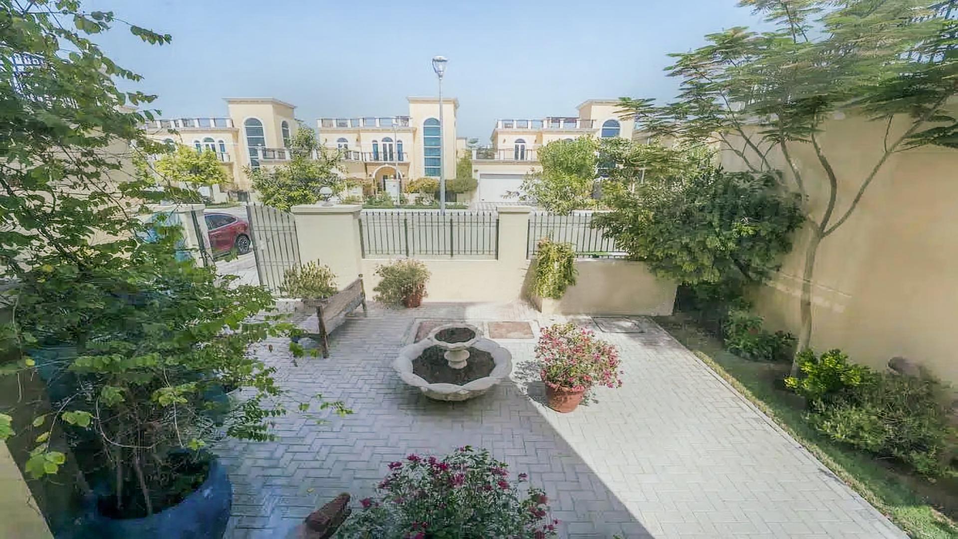 Beautiful garden in 4-bedroom villa, Legacy Nova Villas, Jumeirah Park, for sale