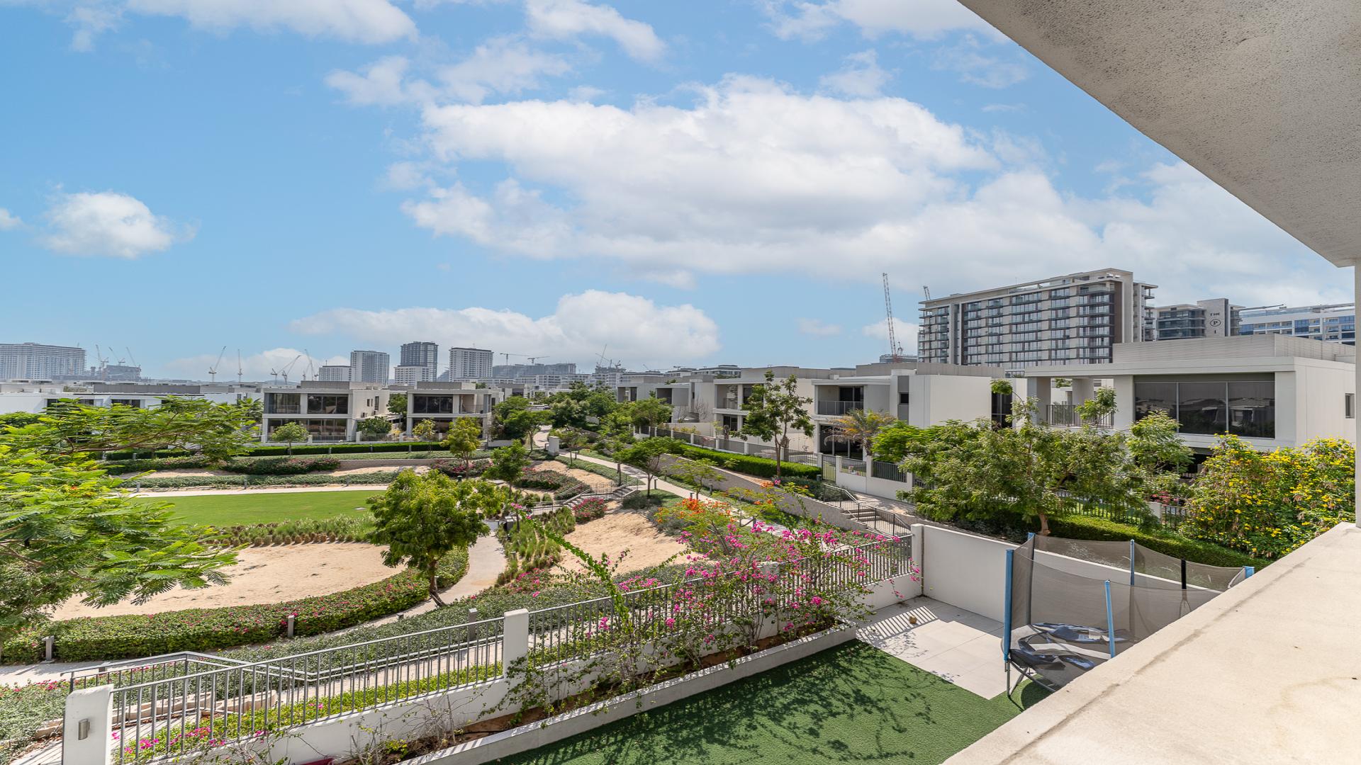 "Spacious living area in Sidra 3 villa, Dubai Hills Estate, with elegant furnishings and views.",Exclusive villa with stunning park views in Sidra 3, Dubai Hills Estate