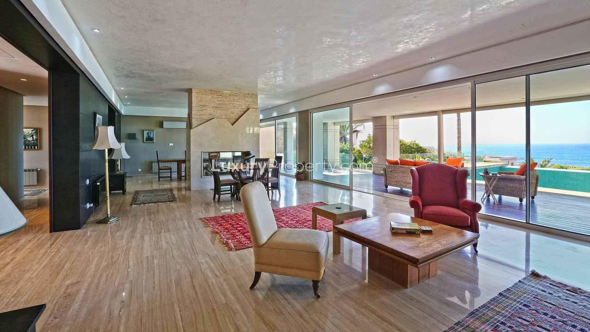 Luxurious open-plan living area with ocean view in Villa Bellevue Atlantique