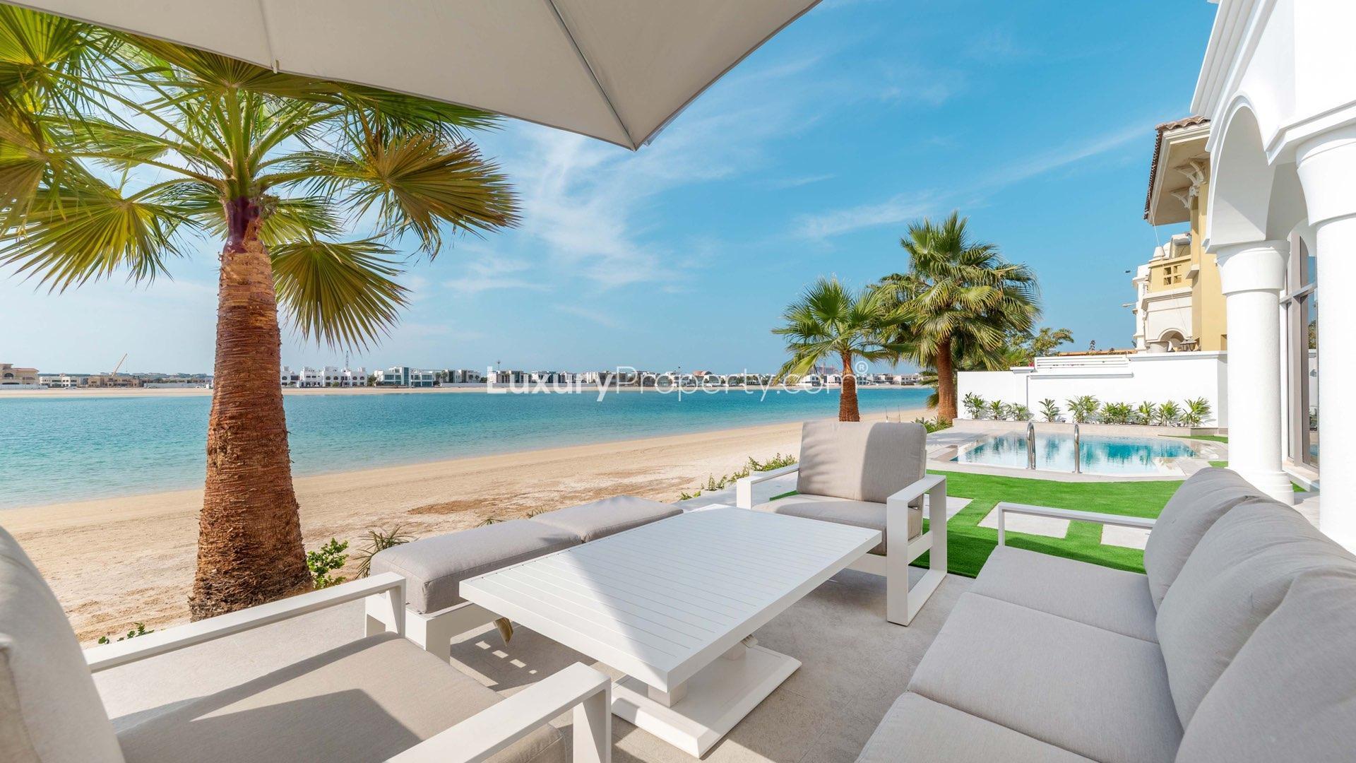 Luxurious 4-bed villa with private pool in Palm Jumeirah Garden Homes, available for rent