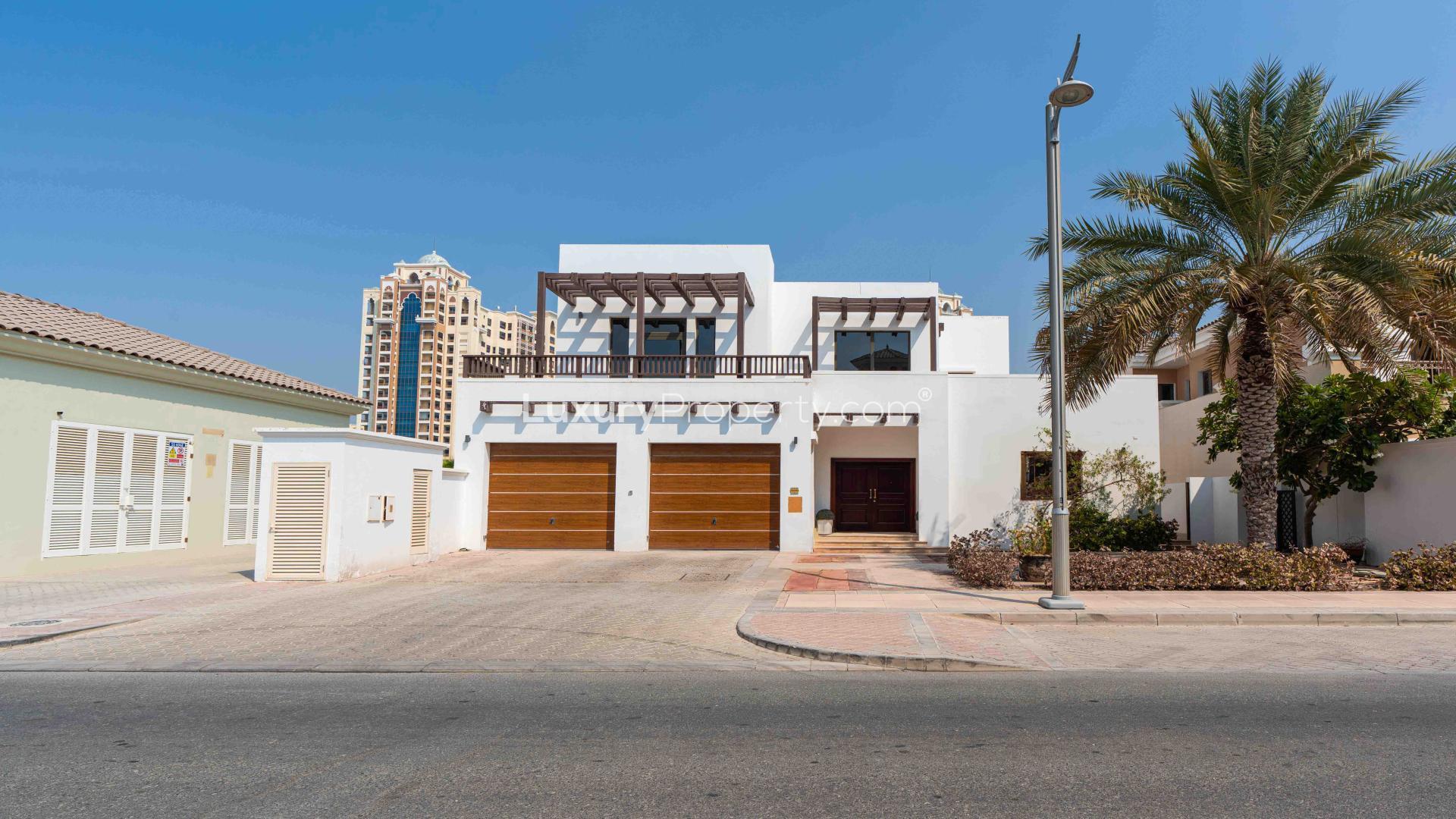 "Bright living room with large windows, Palm Jumeirah Garden Homes villa, LP42620 for sale.",Grand foyer entrance in 4-bed villa, Palm Jumeirah Garden Homes, elegant staircase, bright interior