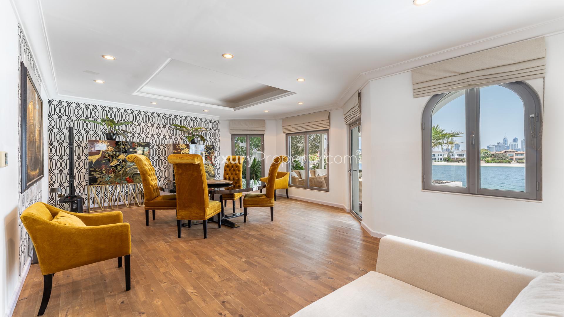 Elegant living room in 4-bedroom villa, Garden Homes, Palm Jumeirah, with waterfront views