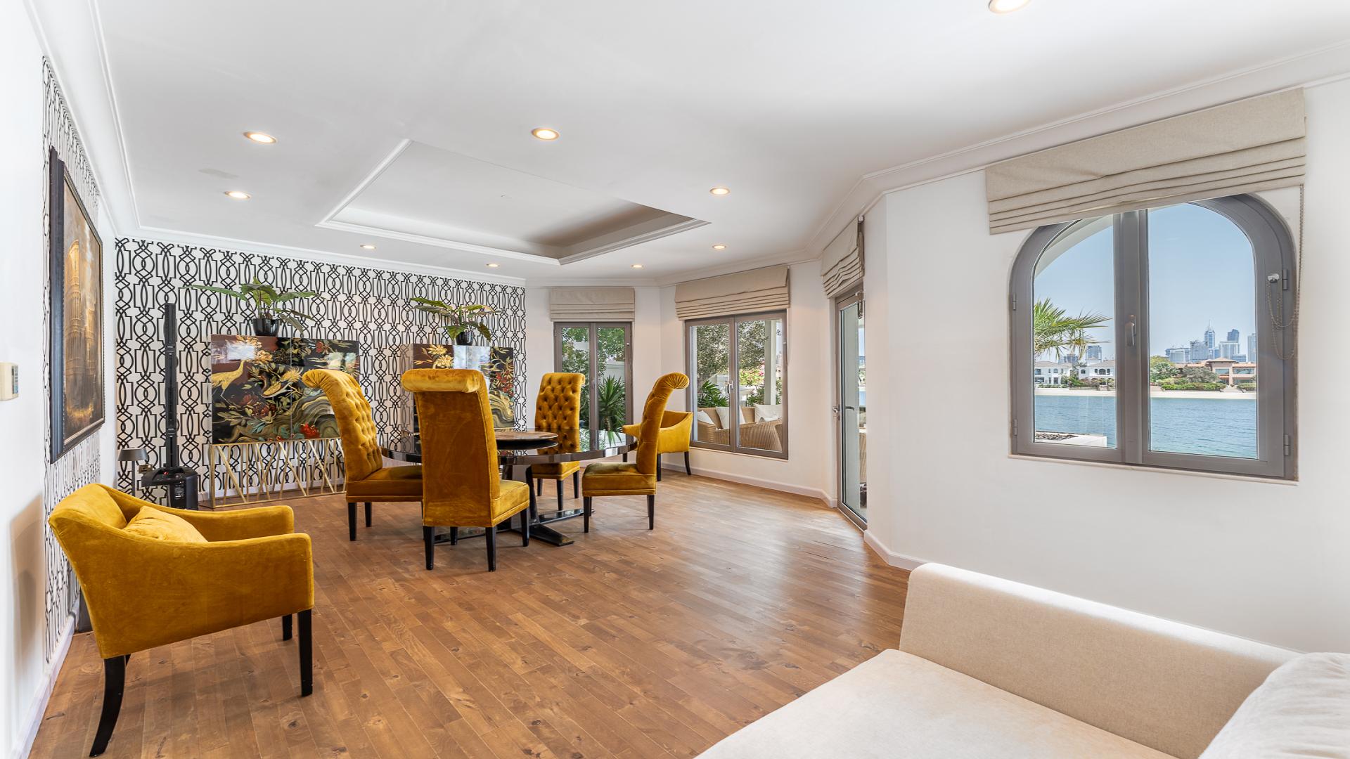 Elegant living room in 4-bedroom villa, Garden Homes, Palm Jumeirah, with waterfront views