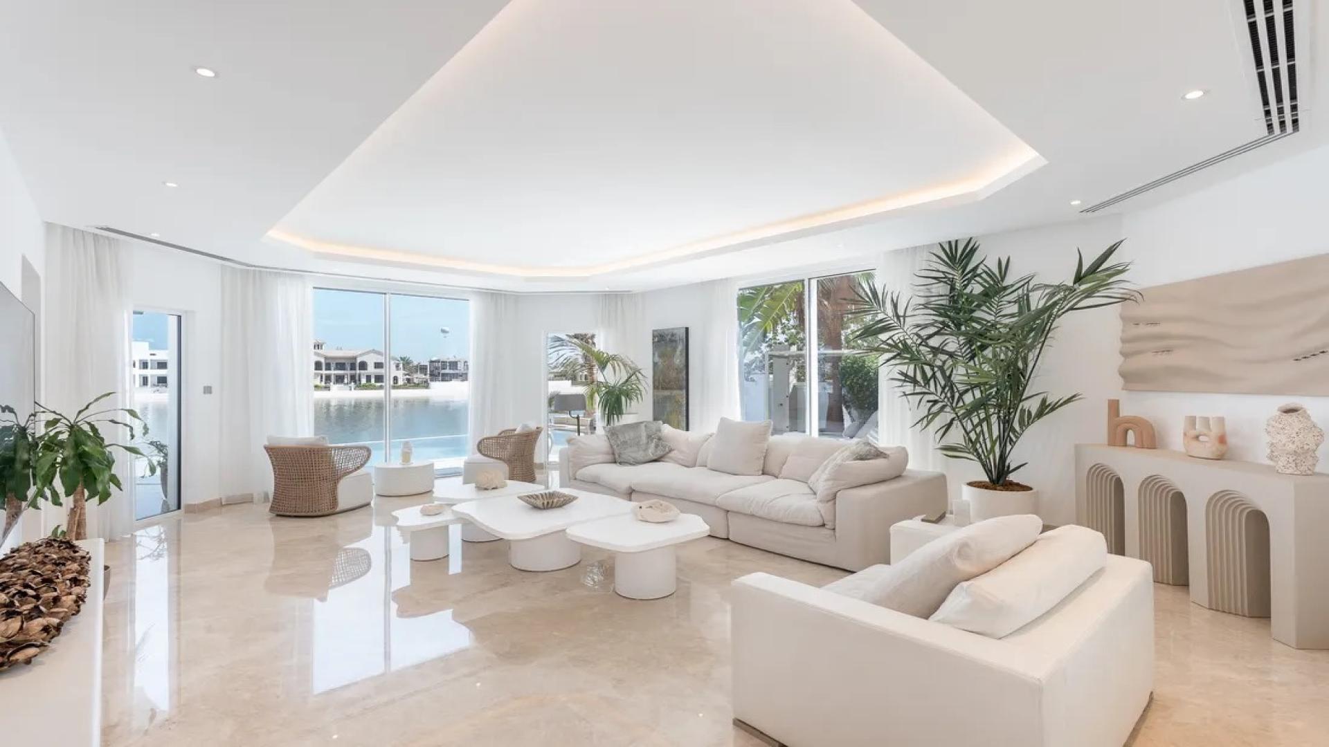 Modern kitchen and dining area in Palm Jumeirah Garden Homes villa for sale