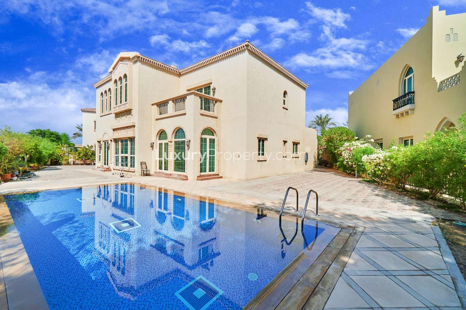 Luxurious living room in 4-bedroom villa, Jumeirah Islands, with elegant blue decor