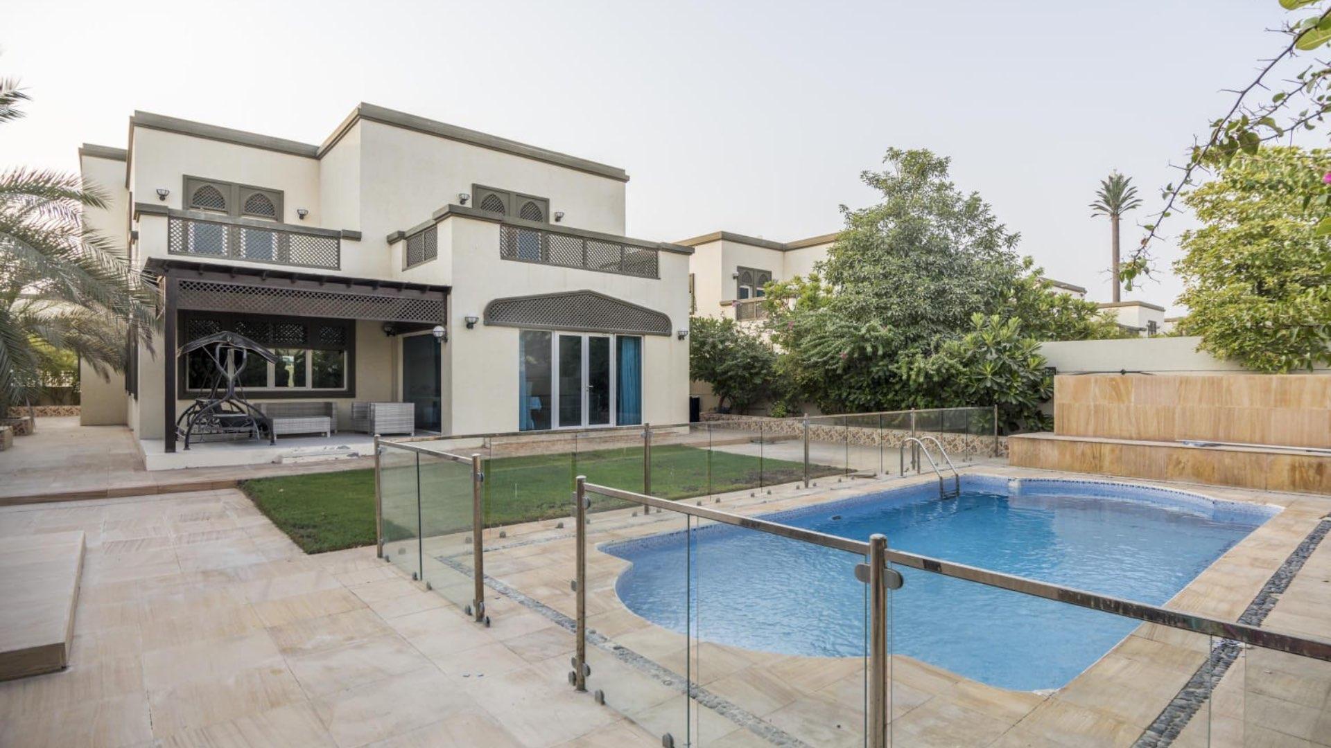 Spacious living room in fully upgraded Jumeirah Park villa, elegant decor and natural light