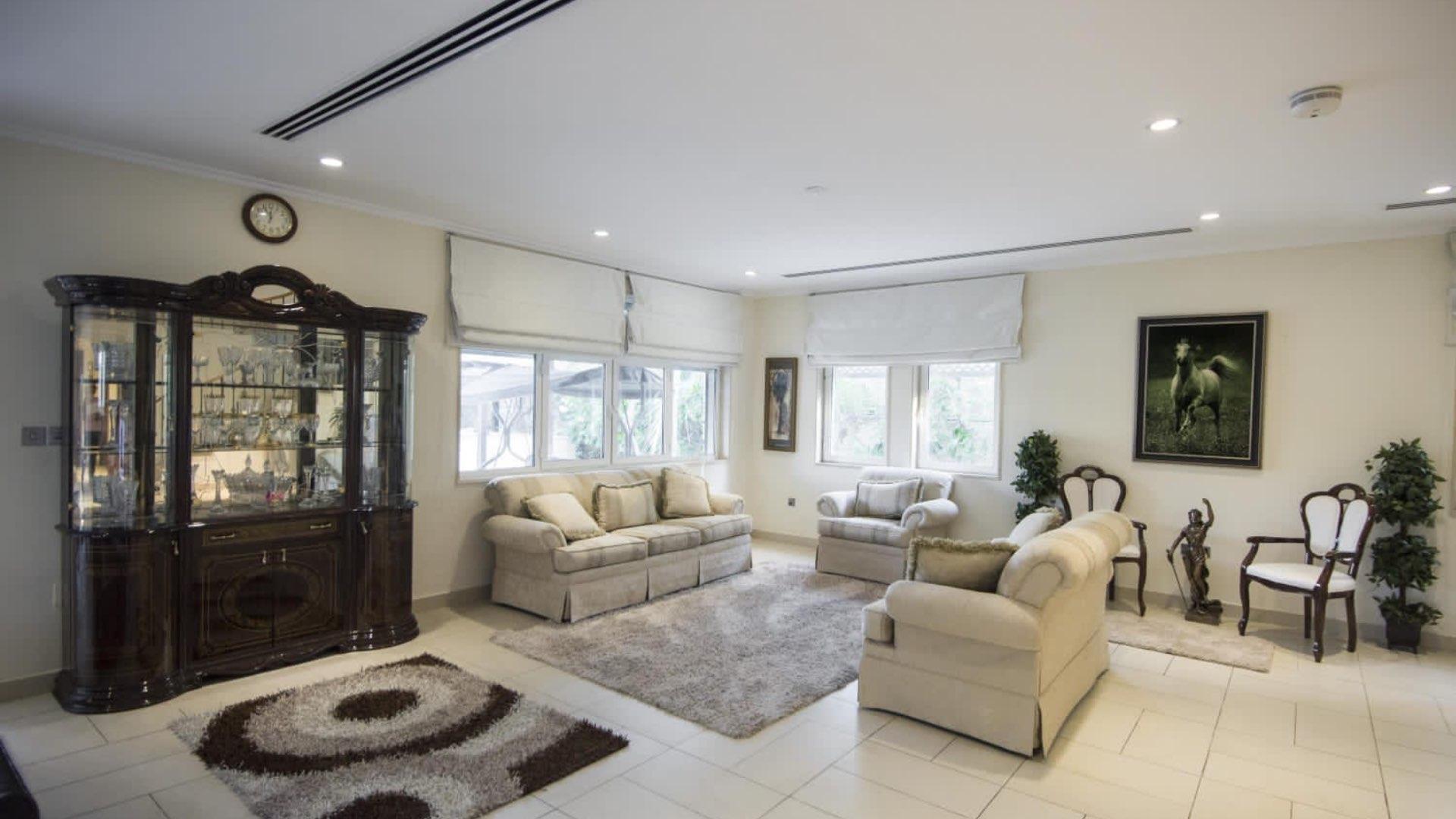 Villa with private pool in Jumeirah Park's quiet Regional community, fully upgraded