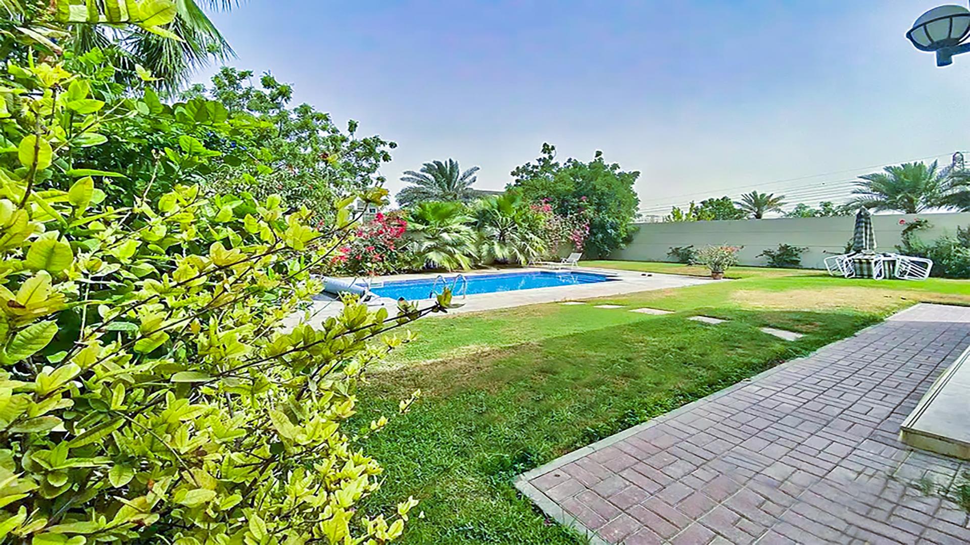 Villa for sale in Jumeirah Park Regional, spacious plot, elegant exterior design