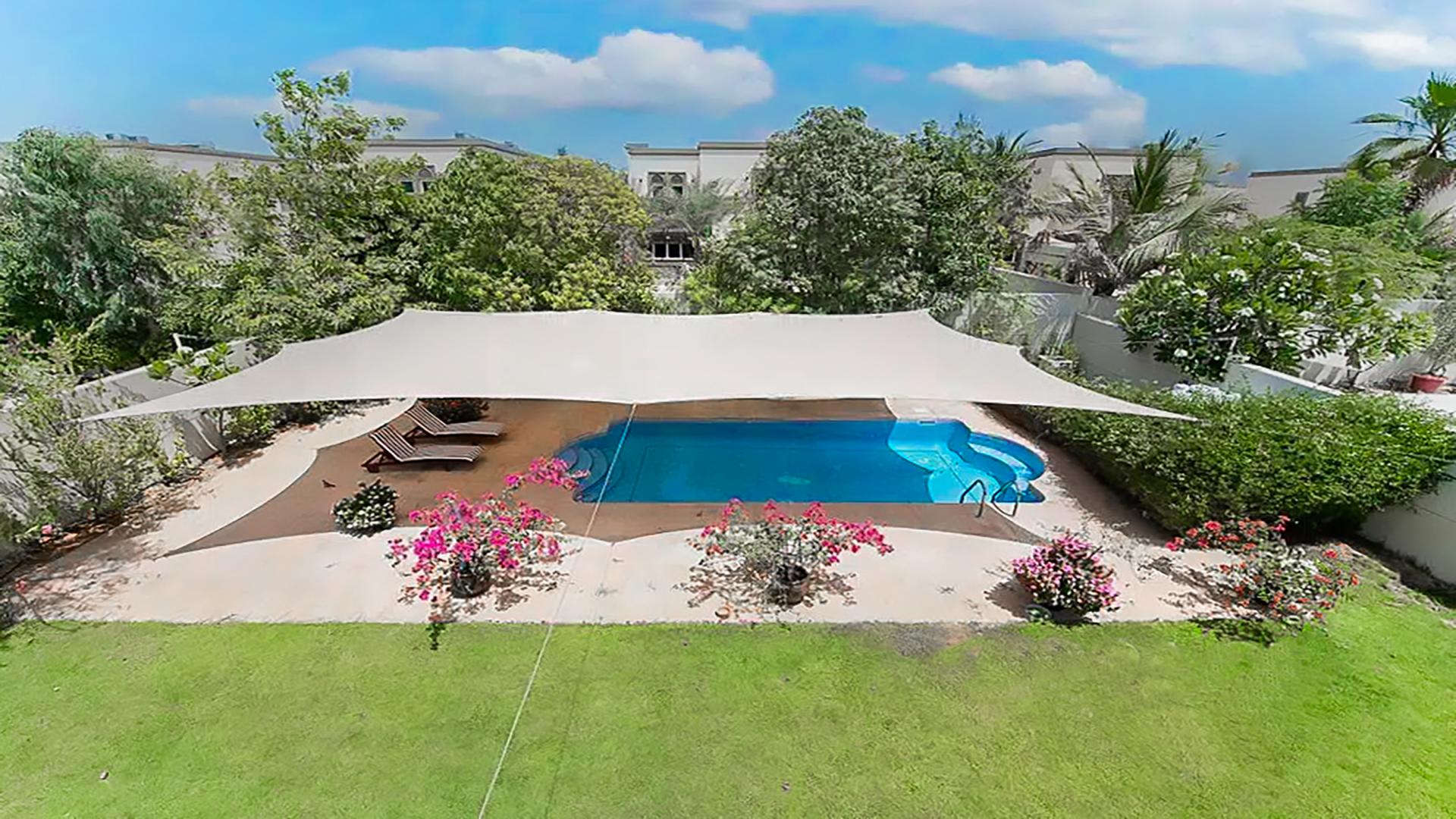 Luxurious Jumeirah Park villa with private pool and lush garden, ideal for relaxation