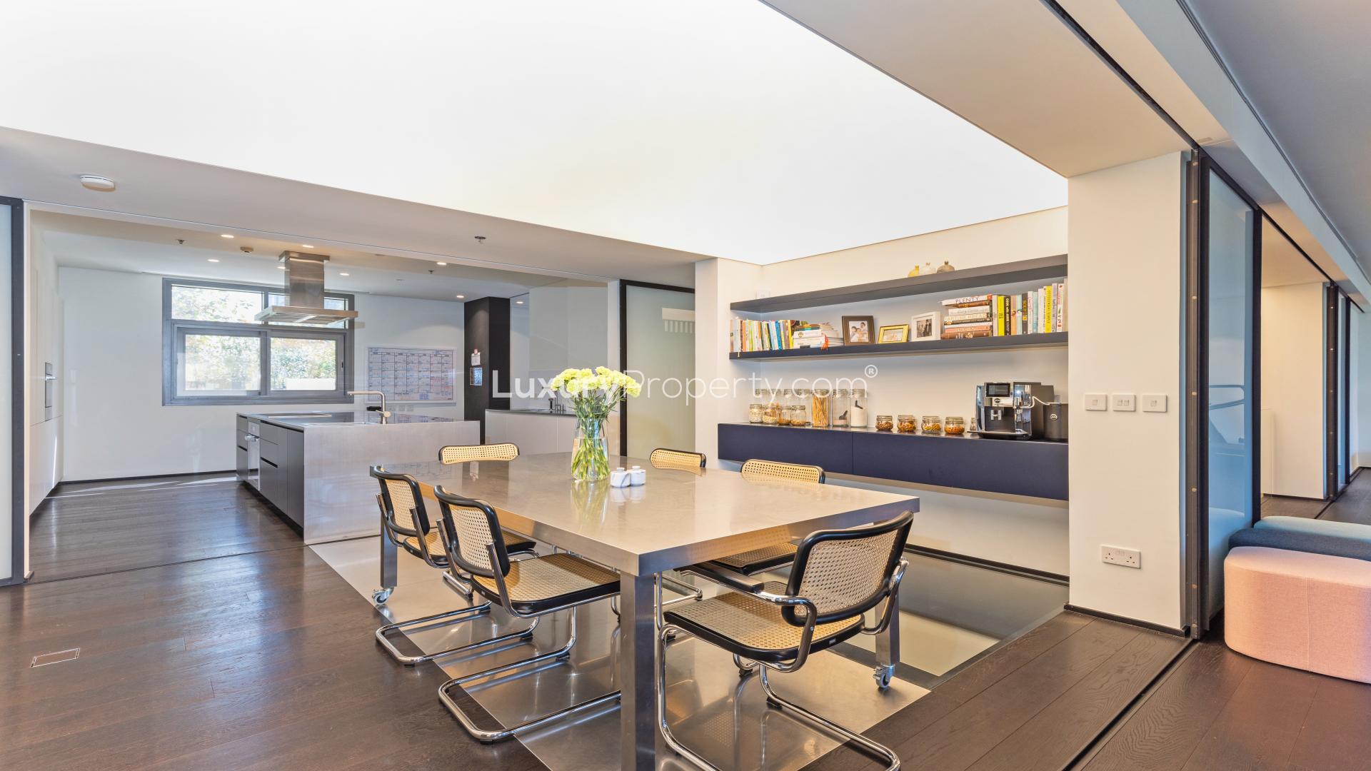 Luxurious living room in fully renovated 4-bedroom villa, Downtown Dubai, South Ridge