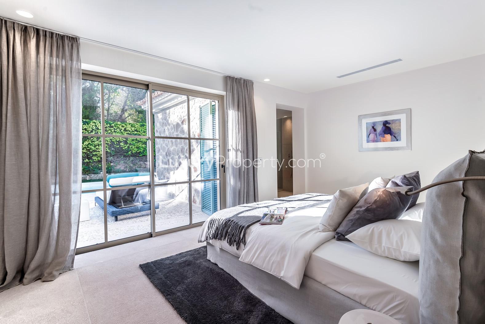 Mediterranean style kitchen and dining area in Santa Ponsa villa, Mallorca, for sale