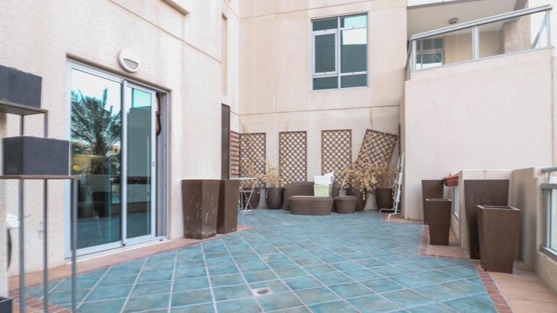 Downtown Dubai villa view with Burj Khalifa and fountains, palm trees in foreground