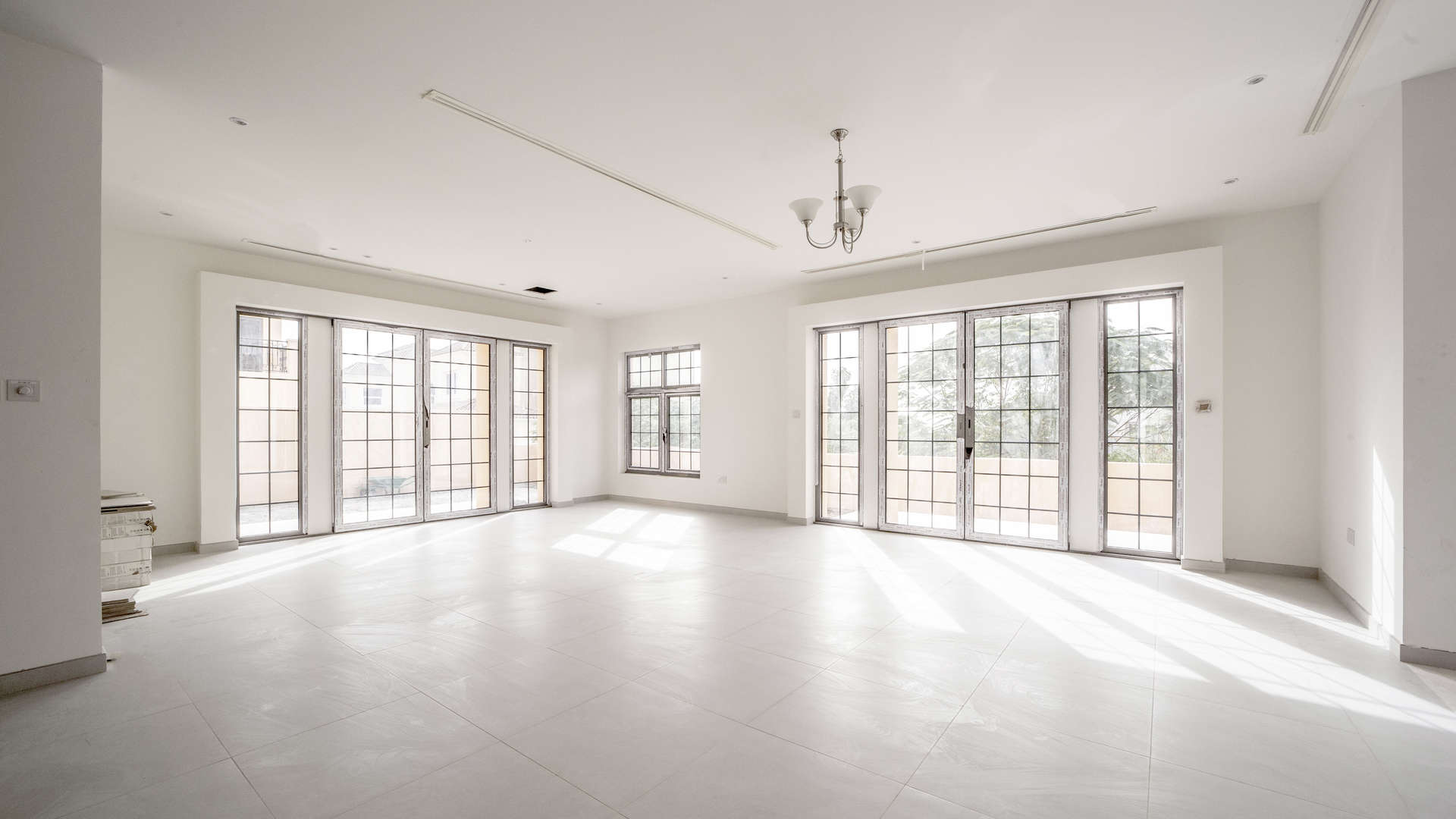 Spacious living room in 4-bedroom Tuscan villa, Whispering Pines, Jumeirah Golf Estates