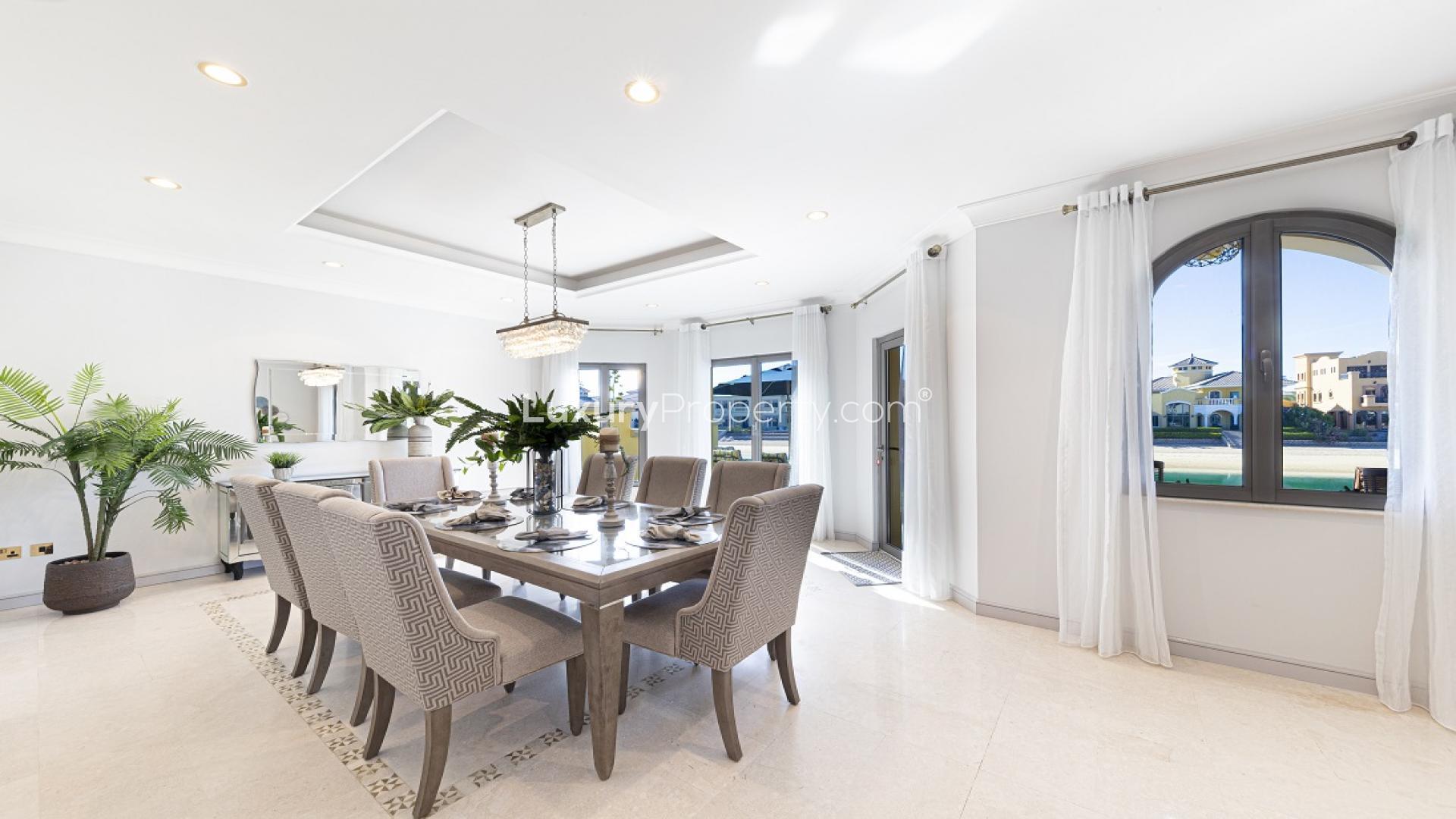 Beautiful Garden Homes villa exterior with fountain, Palm Jumeirah, short-term rental option