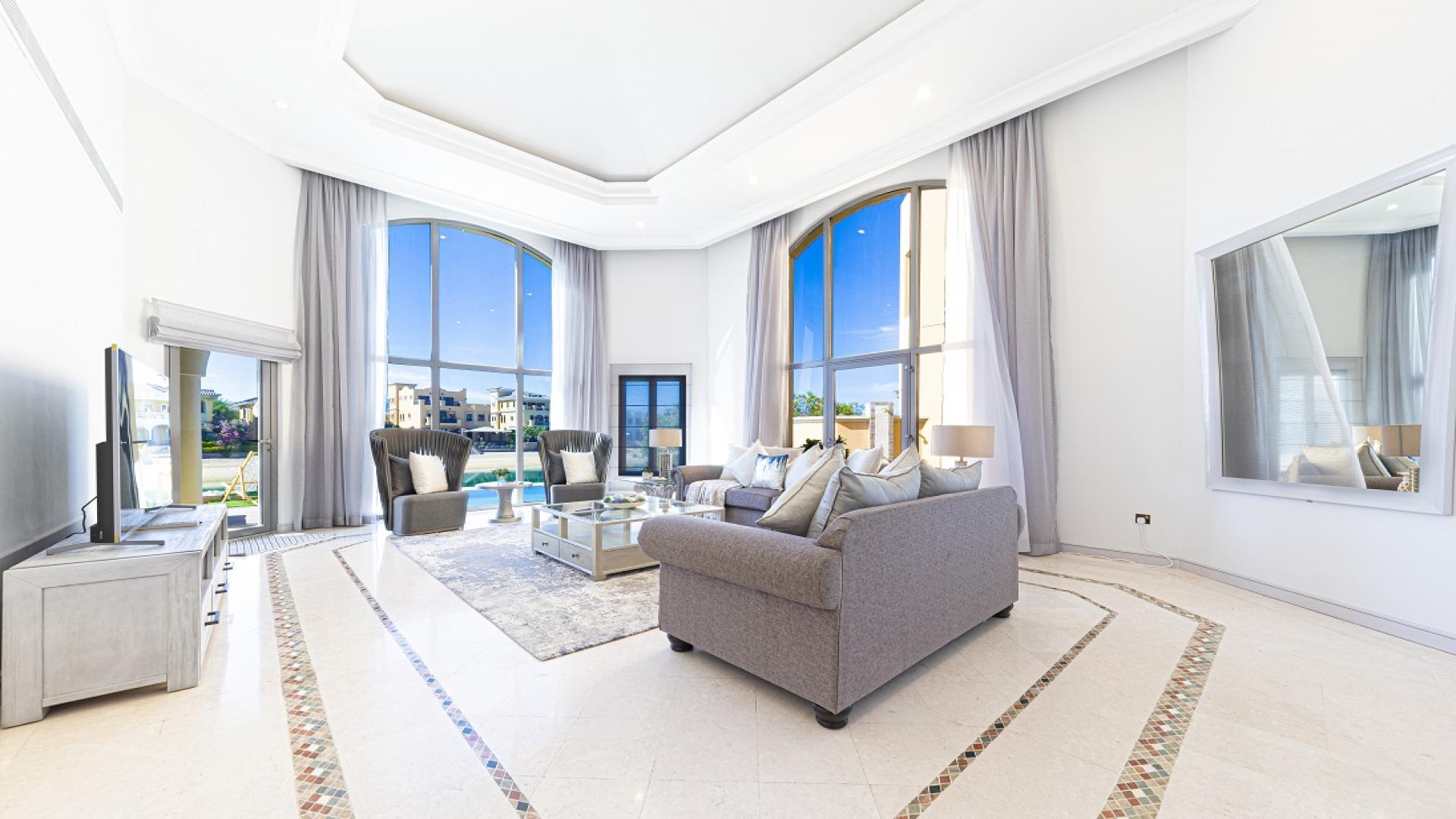 Beautiful villa with private pool in Palm Jumeirah's Garden Homes, perfect for short-term stays