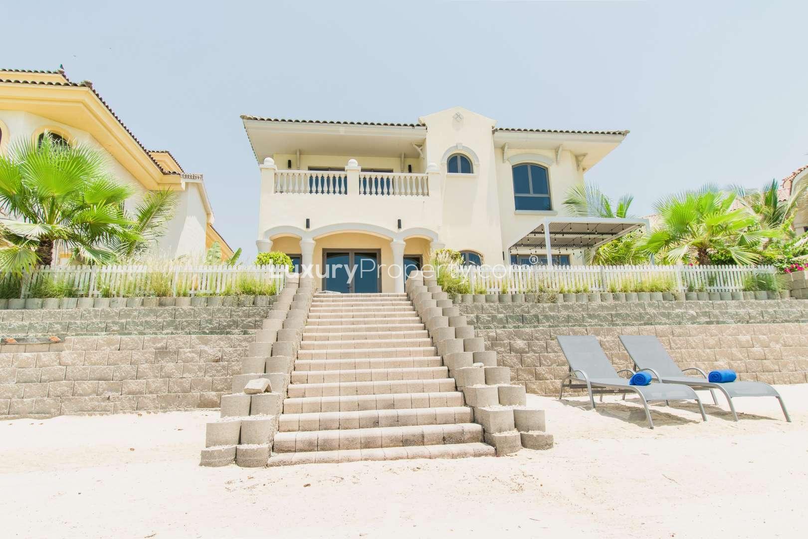 "Elegant dining room in furnished Frond Villa, Palm Jumeirah Garden Homes, for rent.",Furnished 4-bedroom villa with beachfront view on Palm Jumeirah, Garden Homes for rent