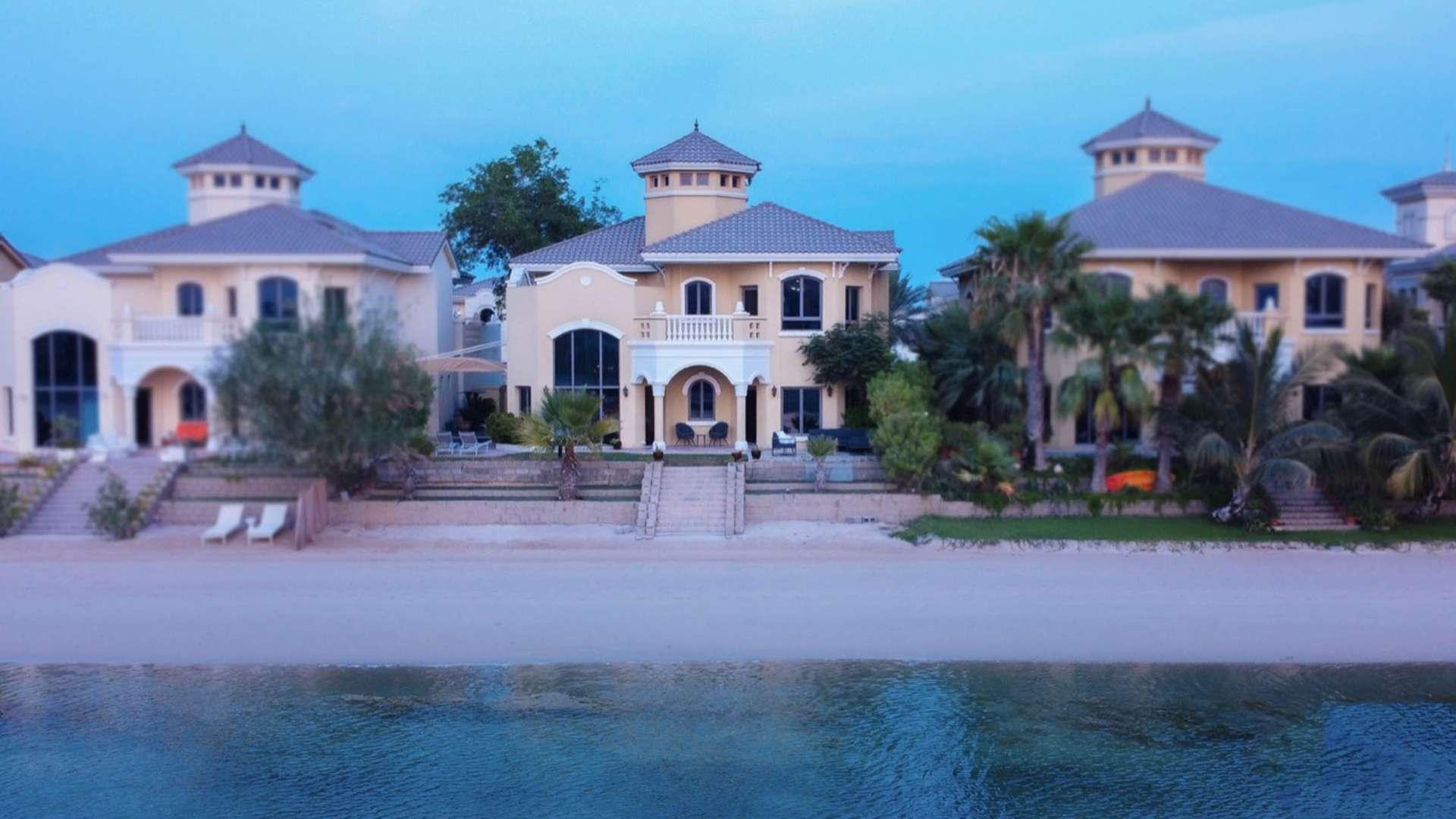 Luxurious living room in Palm Jumeirah villa with modern decor and natural lighting