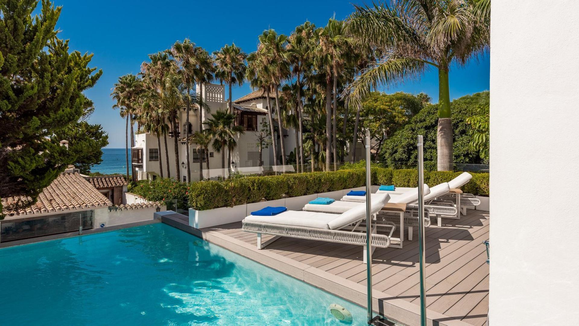 4 Bedroom Villa for Sale in Puente Romano, Marbella with lush garden and modern design