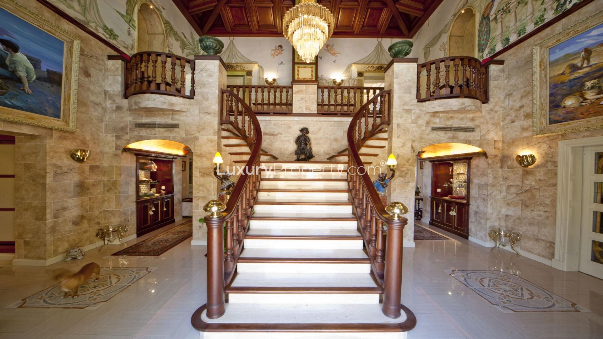 Luxury villa with pool and garden for sale near Puerto Banús, Málaga