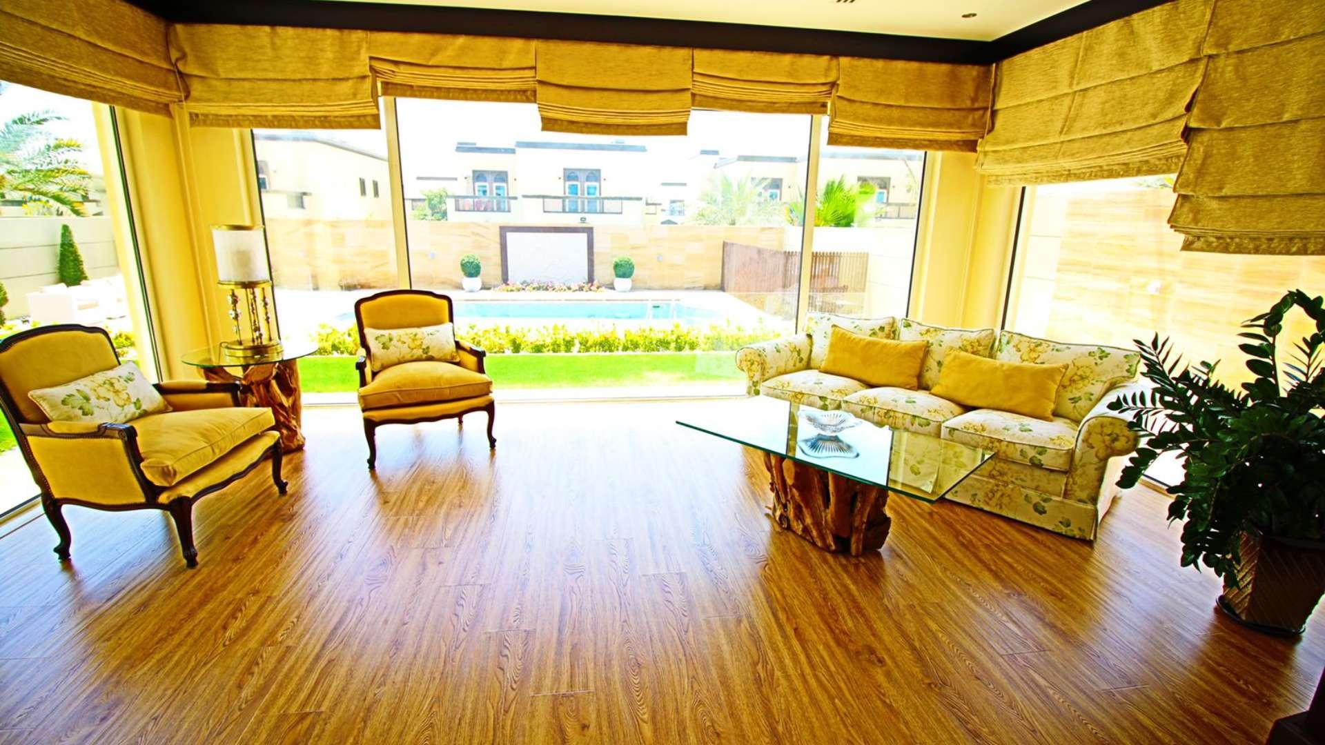 Luxurious living room in fully furnished 5-bedroom villa, Jumeirah Park, Regional, for rent