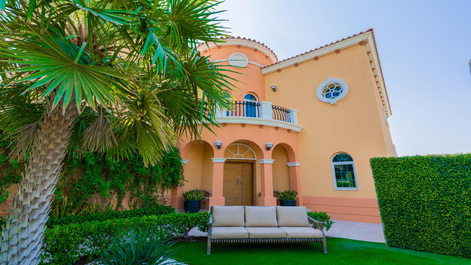 Beautiful Jumeirah Park villa with private pool, lush garden, and spacious patio for sale