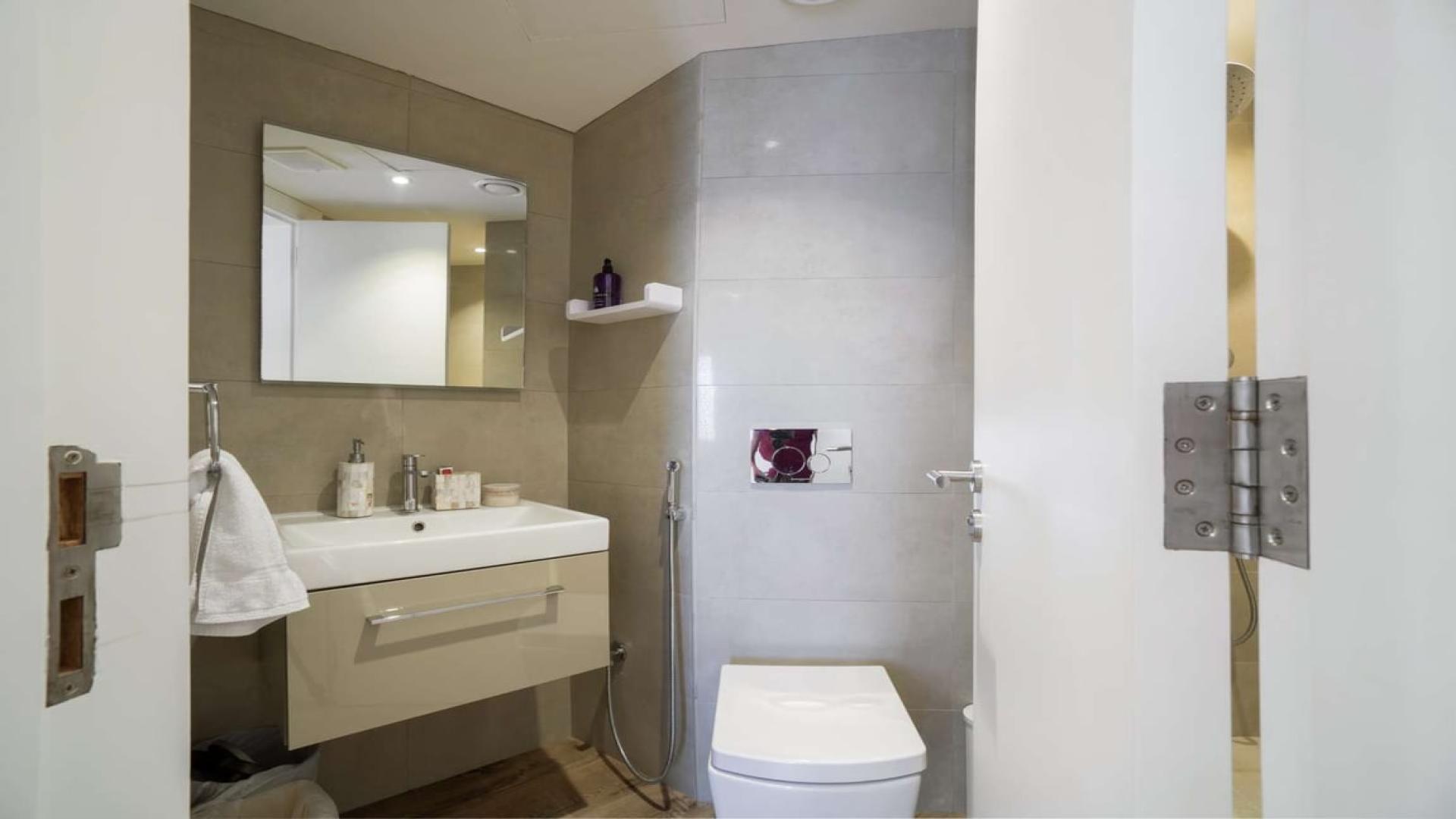 Modern bathroom in upgraded 5-bed penthouse, Jumeirah Lake Towers, Lake Elucio for sale