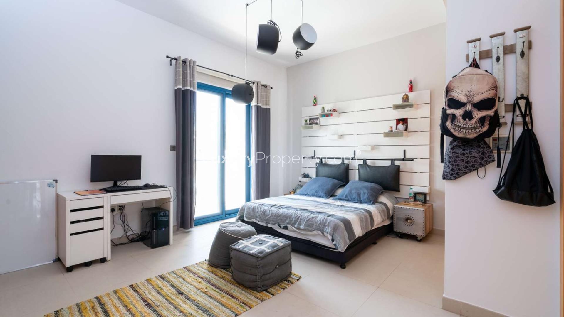 Palm Jumeirah townhouse with stunning sea view, showcasing beach and skyline, Palma Residences