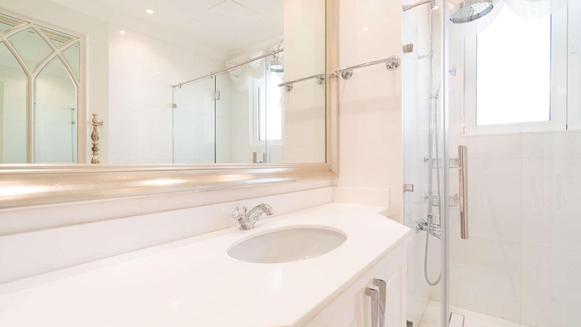 Fully furnished 5-bedroom Signature Villa for rent in Palm Jumeirah, Dubai