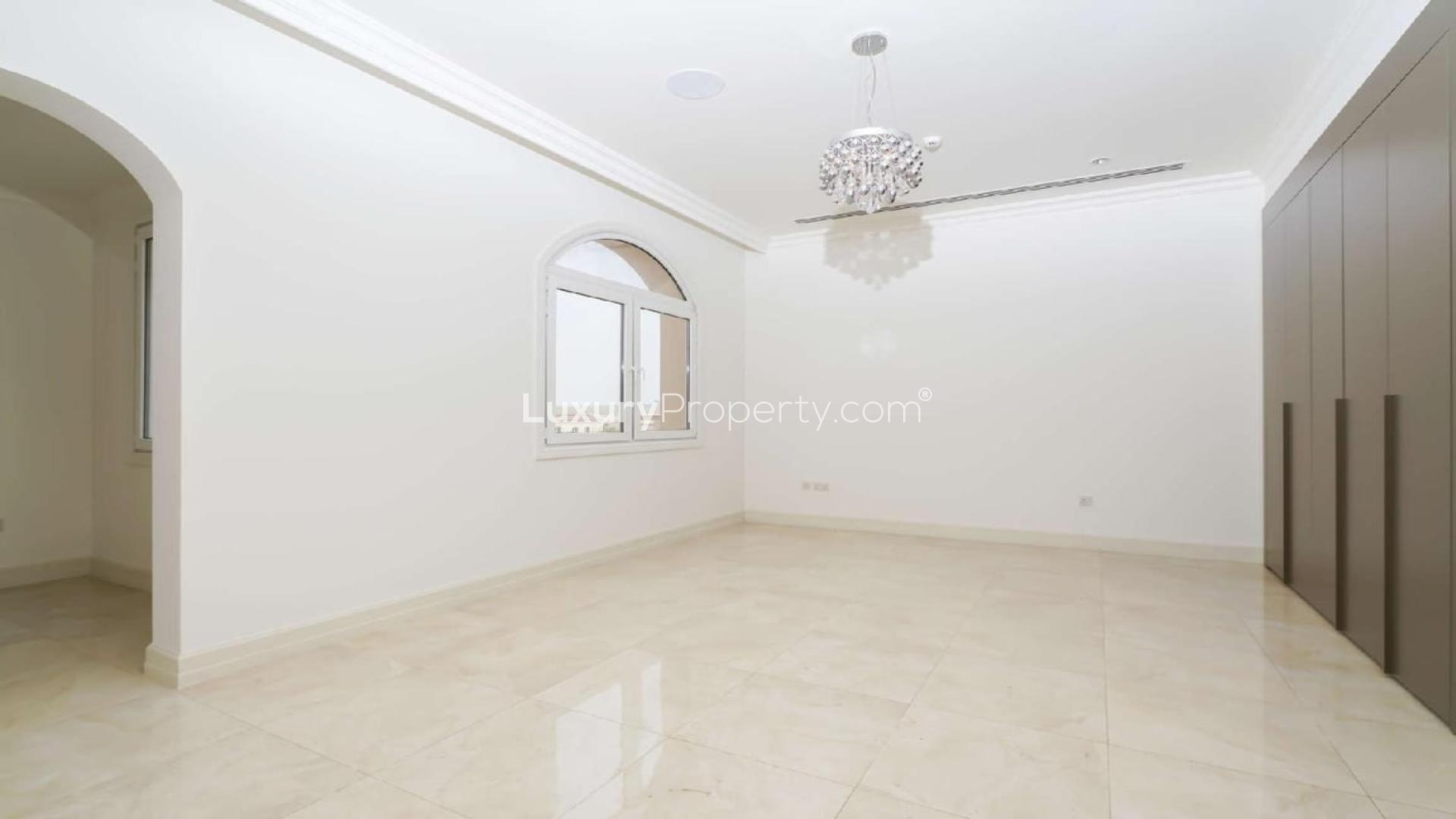 Modern villa with pool in Jumeirah Golf Estates, overlooking lake and golf course