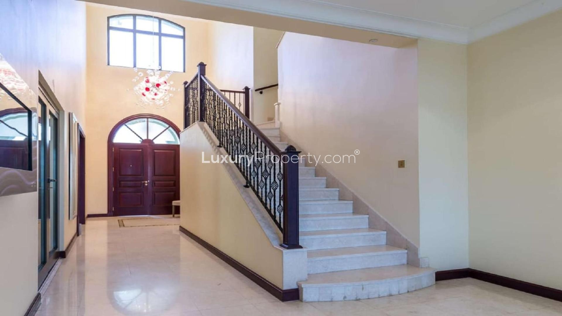 Luxurious beachfront villa with garden and patio on Palm Jumeirah, Dubai