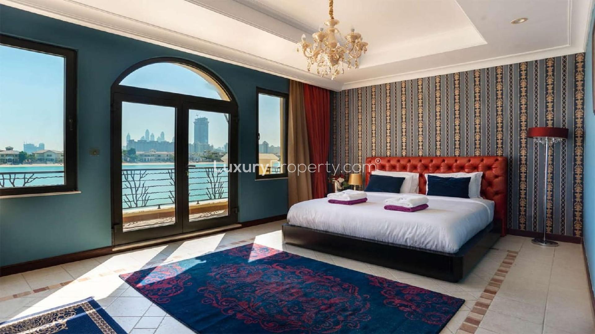 Beachfront villa for sale in Palm Jumeirah's Garden Homes, 5 bedrooms, 6 bathrooms